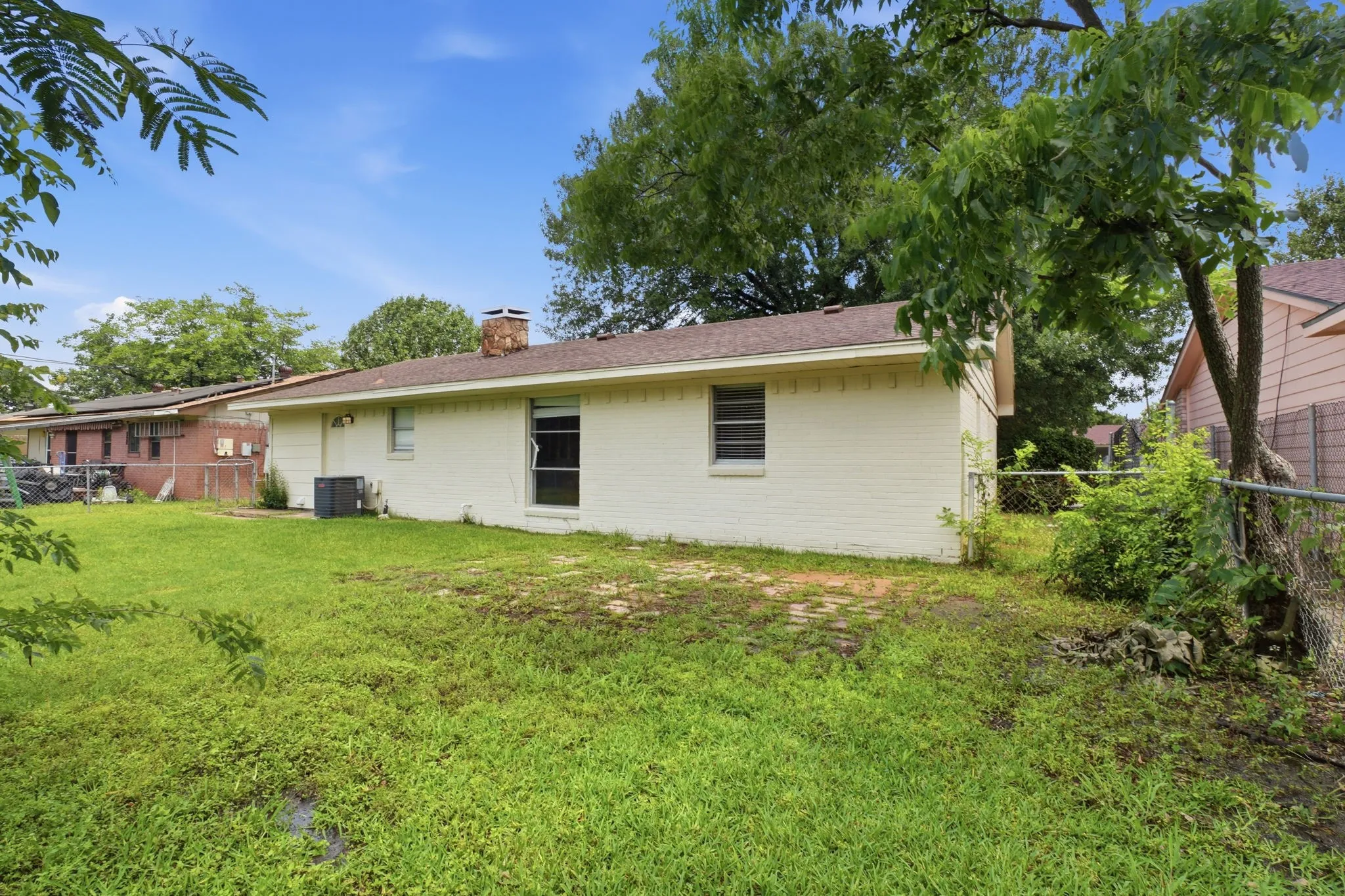 Single Family Residence For Sale in Dallas County , 2301 Narobi Place, Mesquite, Texas 75149, 3 Bedroom, 1 Bathroom, 1 Garage spaces, 1,084 Sqft, built in 1961, mls#21282260, Real Estate Agent in Mesquite, Homes For Sale in Dallas county, Homes For Sale in Mesquite, Realtor in Mesquite Texas, Real Estate Brokerage Independent Realty Texas, Luminita Cordes Realtor