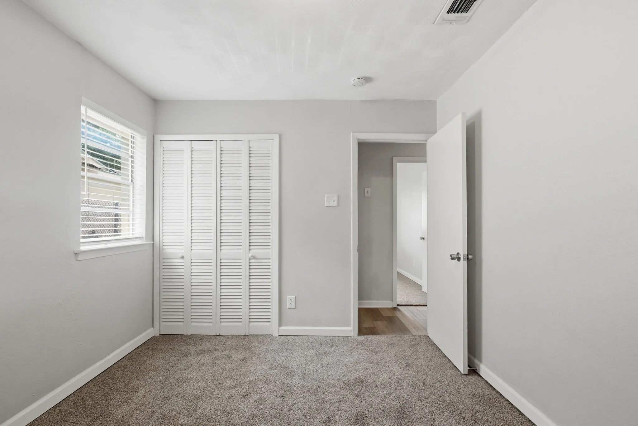Single Family Residence For Sale in Dallas County , 2301 Narobi Place, Mesquite, Texas 75149, 3 Bedroom, 1 Bathroom, 1 Garage spaces, 1,084 Sqft, built in 1961, mls#21282260, Real Estate Agent in Mesquite, Homes For Sale in Dallas county, Homes For Sale in Mesquite, Realtor in Mesquite Texas, Real Estate Brokerage Independent Realty Texas, Luminita Cordes Realtor