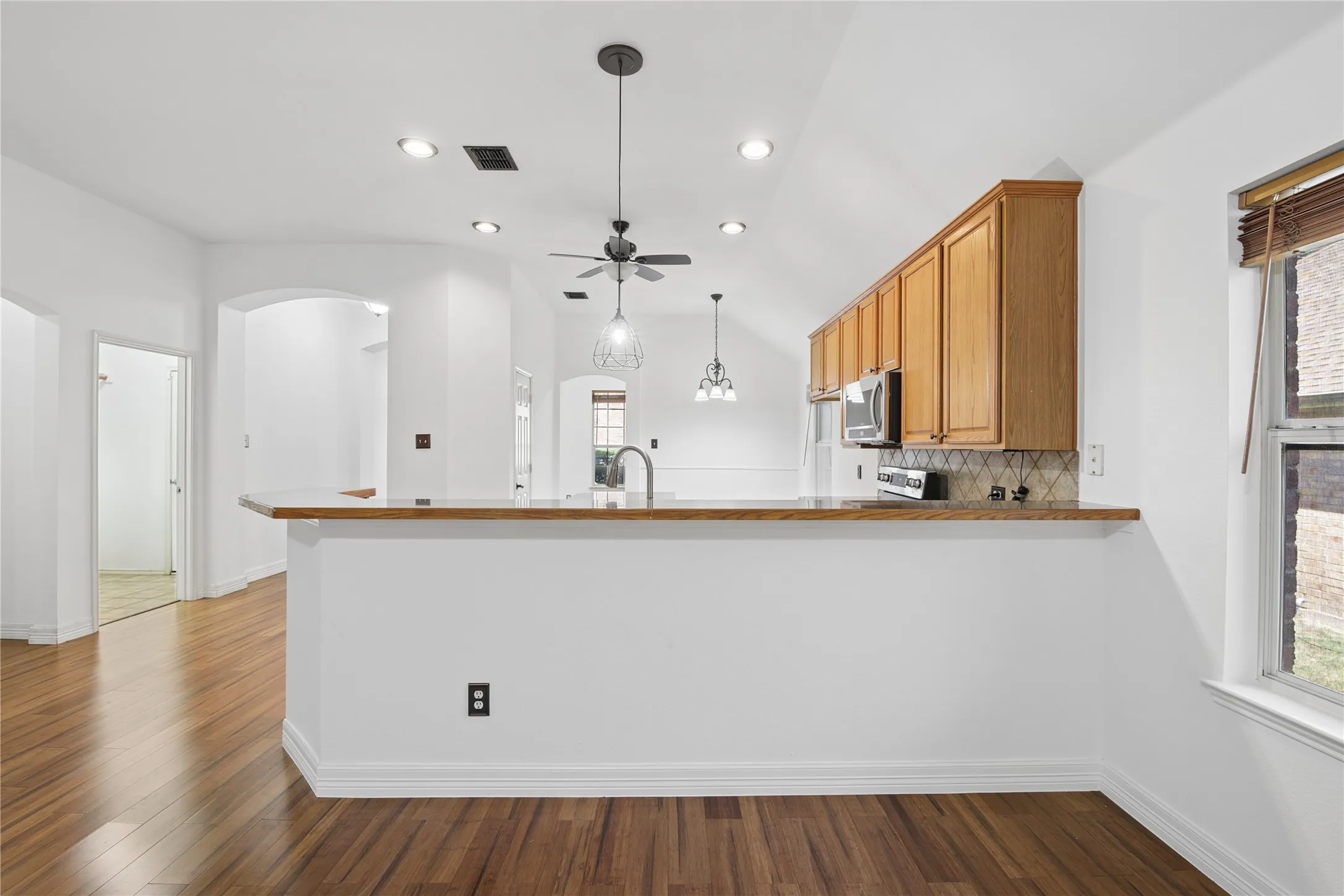 Single Family Residence For Sale in Dallas County , 1010 Sagebrush Trail, Duncanville, Texas 75137, 3 Bedroom, 2 Bathroom, 2 Garage spaces, 2,055 Sqft, built in 2006, mls#21328095, Real Estate Agent in Duncanville, Homes For Sale in Dallas county, Homes For Sale in Duncanville, Realtor in Duncanville Texas, Real Estate Brokerage Independent Realty Texas, Luminita Cordes Realtor