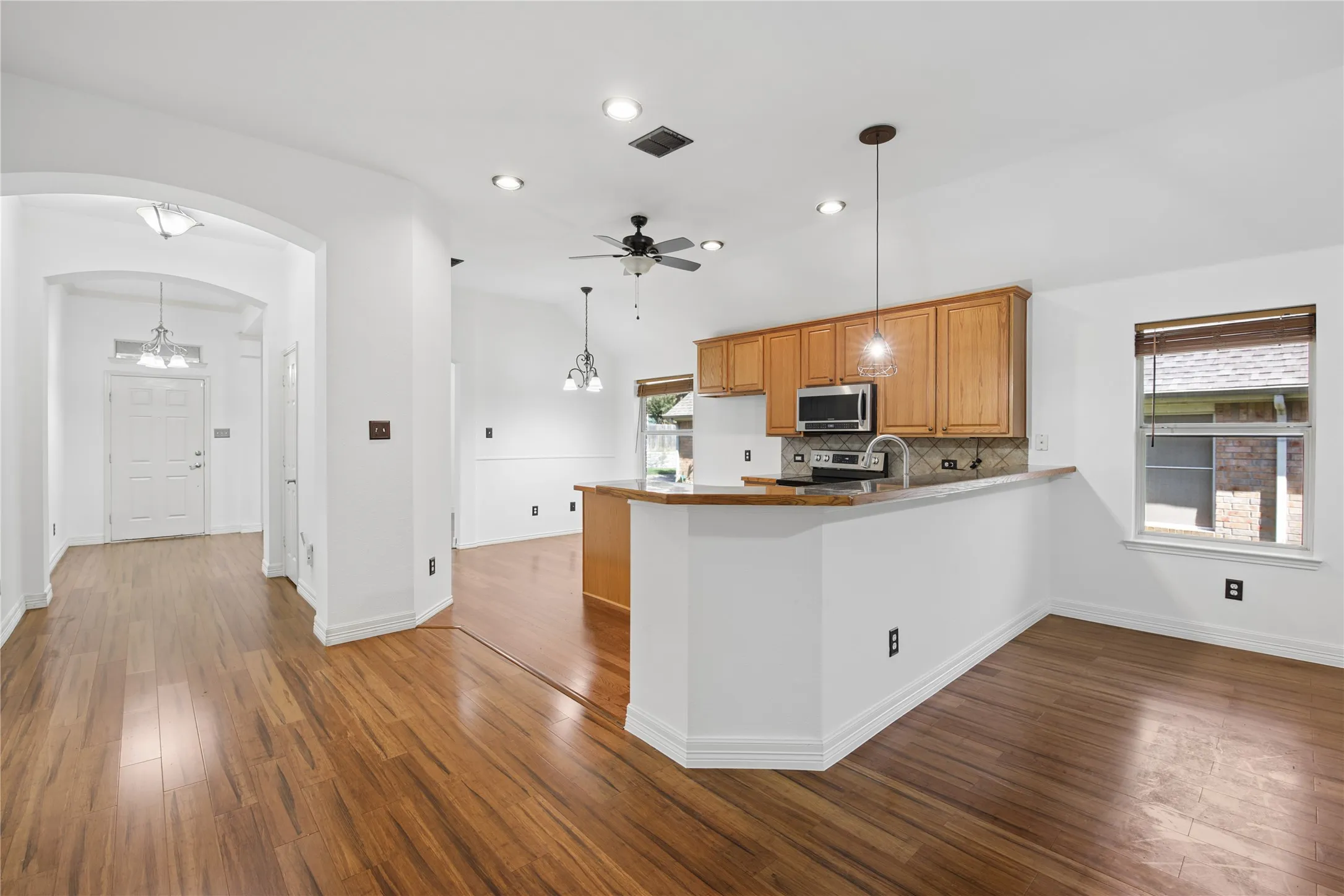 Single Family Residence For Sale in Dallas County , 1010 Sagebrush Trail, Duncanville, Texas 75137, 3 Bedroom, 2 Bathroom, 2 Garage spaces, 2,055 Sqft, built in 2006, mls#21328095, Real Estate Agent in Duncanville, Homes For Sale in Dallas county, Homes For Sale in Duncanville, Realtor in Duncanville Texas, Real Estate Brokerage Independent Realty Texas, Luminita Cordes Realtor