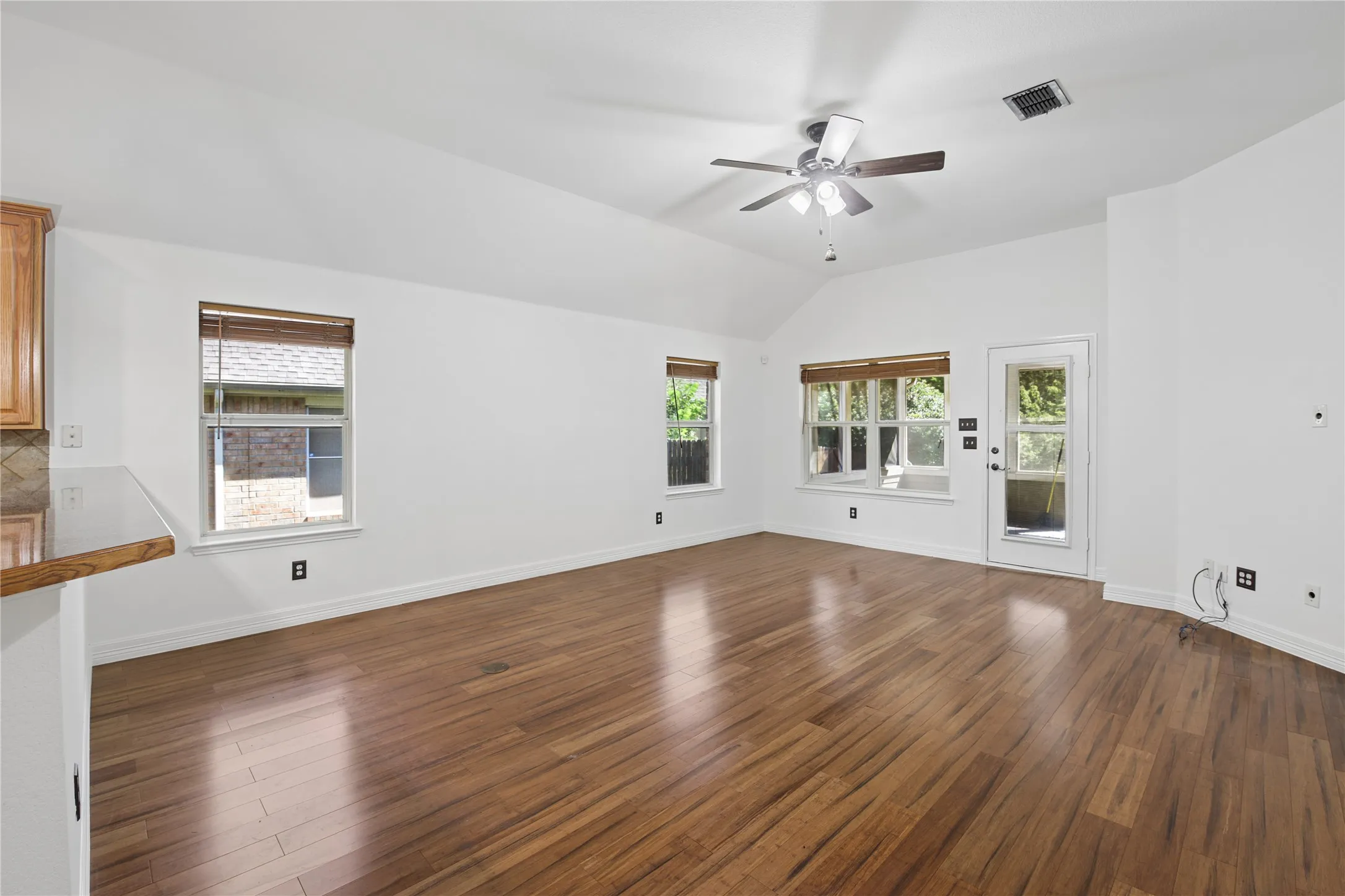 Single Family Residence For Sale in Dallas County , 1010 Sagebrush Trail, Duncanville, Texas 75137, 3 Bedroom, 2 Bathroom, 2 Garage spaces, 2,055 Sqft, built in 2006, mls#21328095, Real Estate Agent in Duncanville, Homes For Sale in Dallas county, Homes For Sale in Duncanville, Realtor in Duncanville Texas, Real Estate Brokerage Independent Realty Texas, Luminita Cordes Realtor