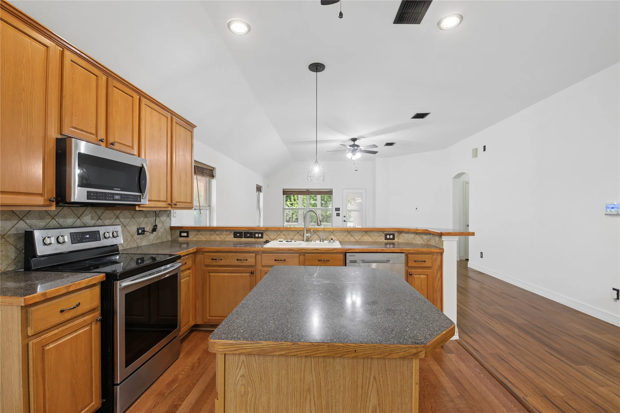 Single Family Residence For Sale in Dallas County , 1010 Sagebrush Trail, Duncanville, Texas 75137, 3 Bedroom, 2 Bathroom, 2 Garage spaces, 2,055 Sqft, built in 2006, mls#21328095, Real Estate Agent in Duncanville, Homes For Sale in Dallas county, Homes For Sale in Duncanville, Realtor in Duncanville Texas, Real Estate Brokerage Independent Realty Texas, Luminita Cordes Realtor