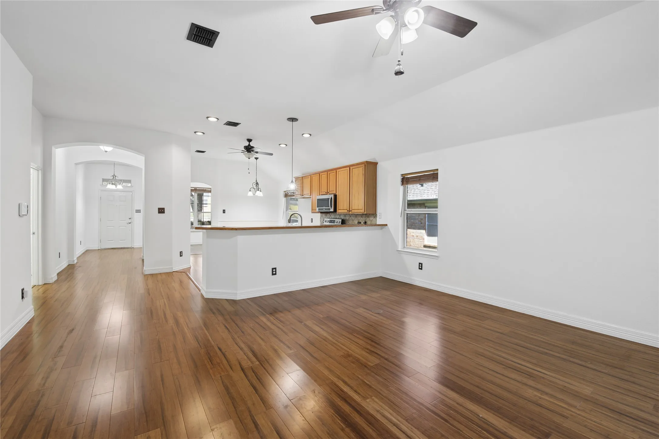 Single Family Residence For Sale in Dallas County , 1010 Sagebrush Trail, Duncanville, Texas 75137, 3 Bedroom, 2 Bathroom, 2 Garage spaces, 2,055 Sqft, built in 2006, mls#21328095, Real Estate Agent in Duncanville, Homes For Sale in Dallas county, Homes For Sale in Duncanville, Realtor in Duncanville Texas, Real Estate Brokerage Independent Realty Texas, Luminita Cordes Realtor