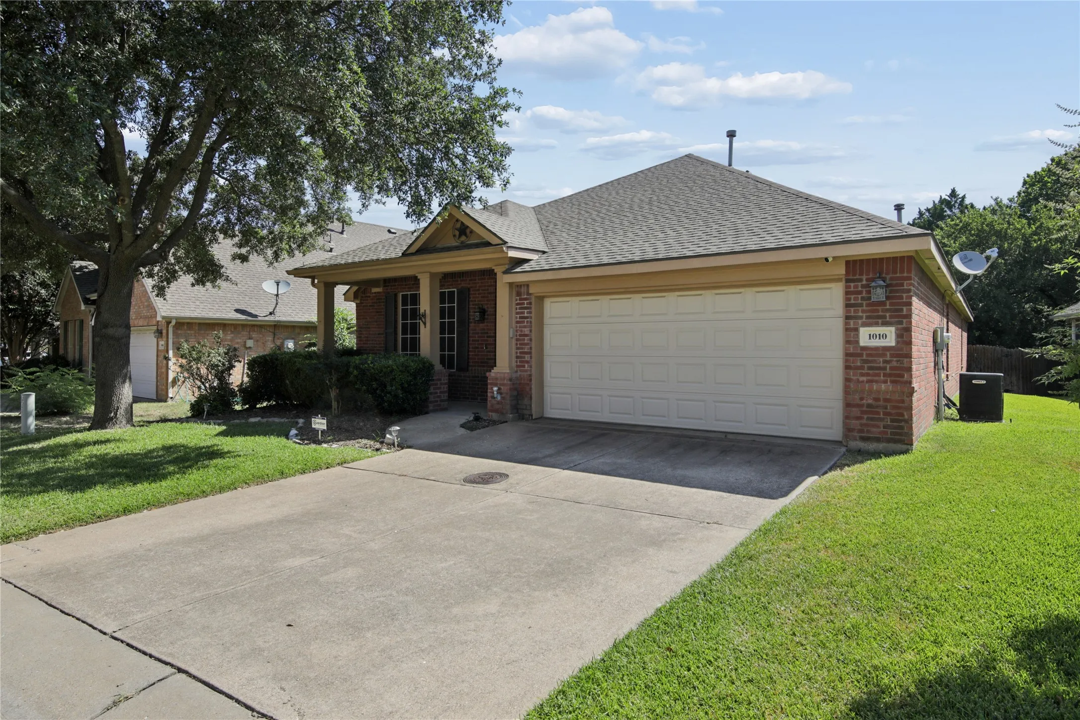 Single Family Residence For Sale in Dallas County , 1010 Sagebrush Trail, Duncanville, Texas 75137, 3 Bedroom, 2 Bathroom, 2 Garage spaces, 2,055 Sqft, built in 2006, mls#21328095, Real Estate Agent in Duncanville, Homes For Sale in Dallas county, Homes For Sale in Duncanville, Realtor in Duncanville Texas, Real Estate Brokerage Independent Realty Texas, Luminita Cordes Realtor