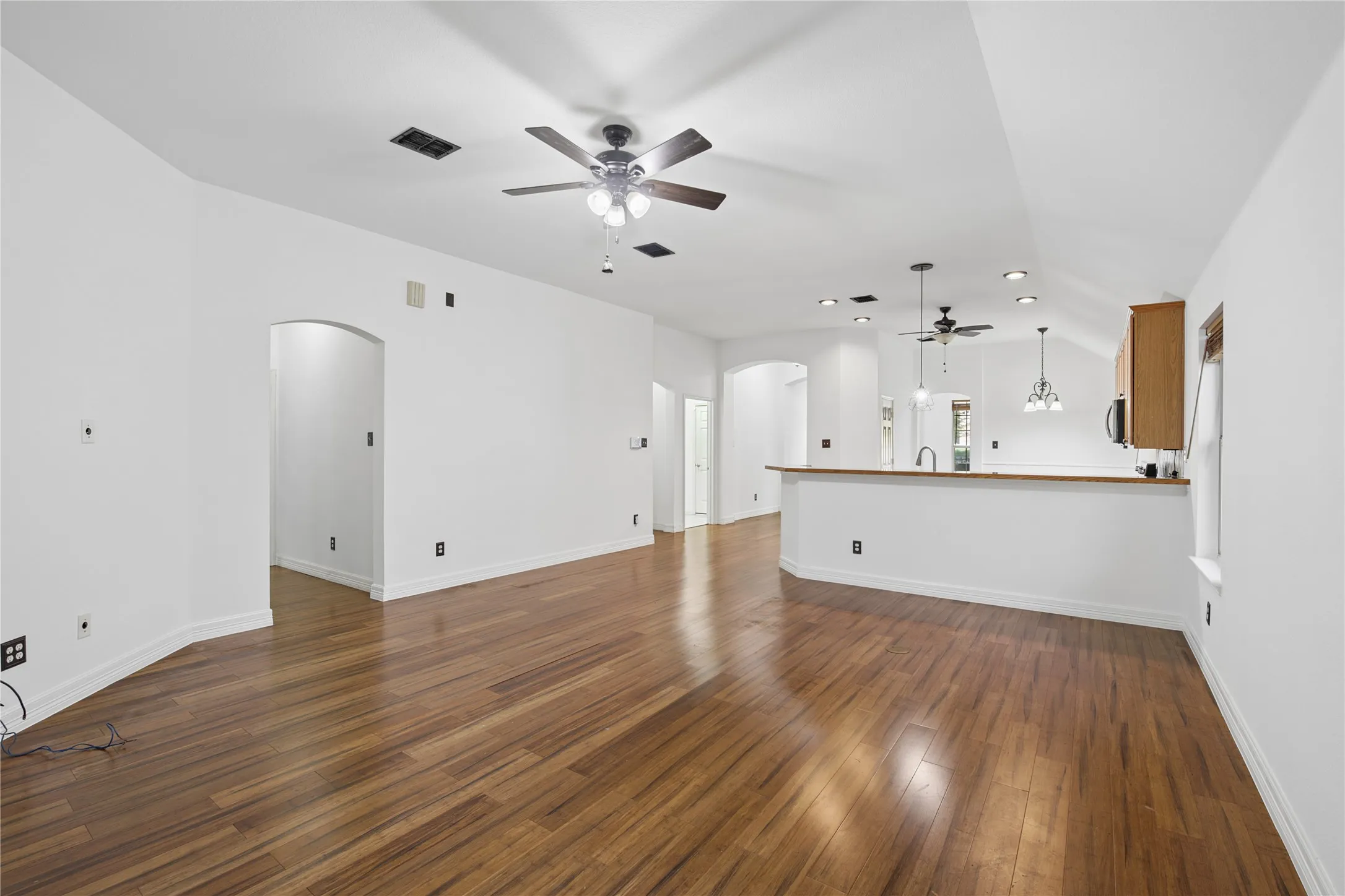 Single Family Residence For Sale in Dallas County , 1010 Sagebrush Trail, Duncanville, Texas 75137, 3 Bedroom, 2 Bathroom, 2 Garage spaces, 2,055 Sqft, built in 2006, mls#21328095, Real Estate Agent in Duncanville, Homes For Sale in Dallas county, Homes For Sale in Duncanville, Realtor in Duncanville Texas, Real Estate Brokerage Independent Realty Texas, Luminita Cordes Realtor