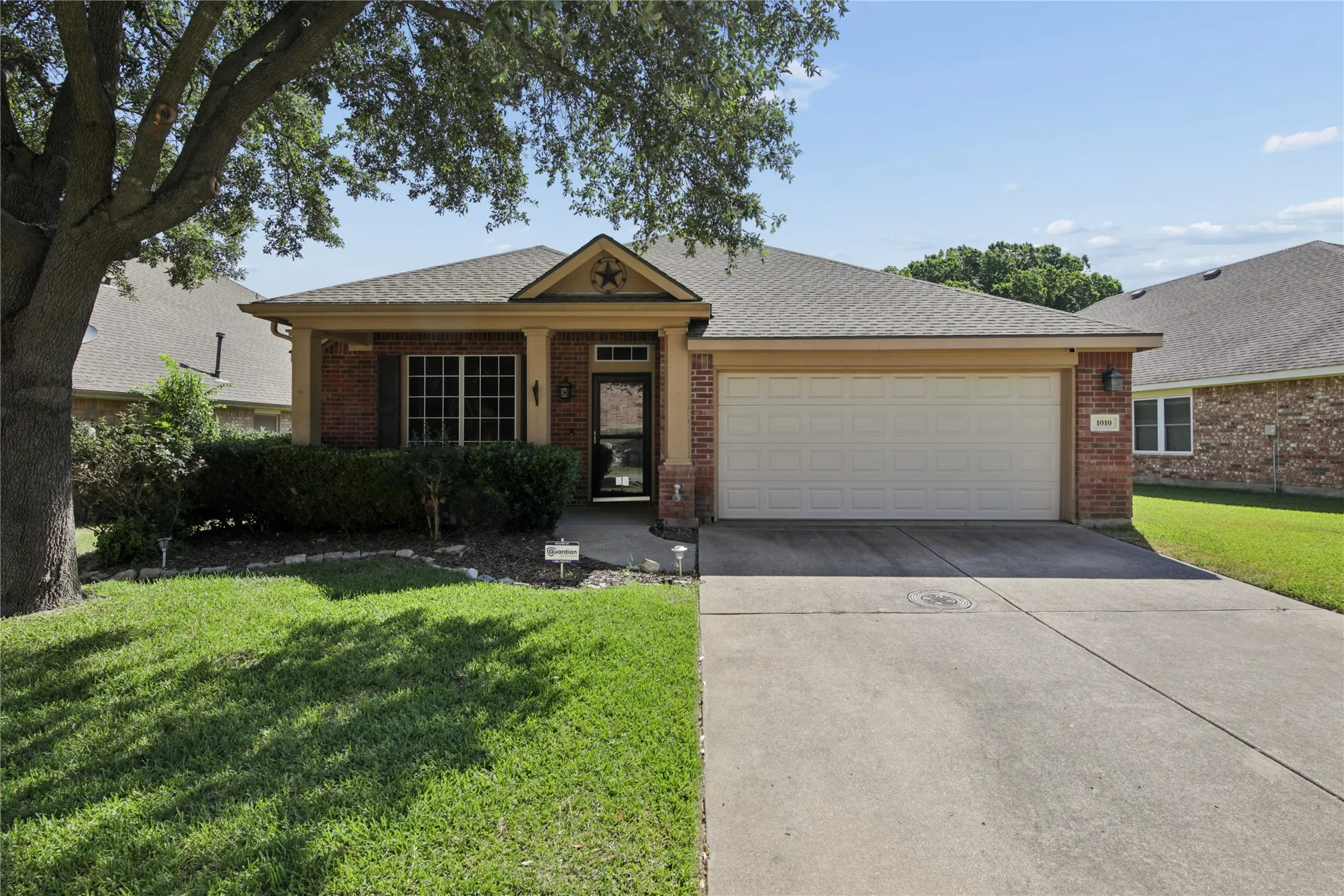 Single Family Residence For Sale in Dallas County , 1010 Sagebrush Trail, Duncanville, Texas 75137, 3 Bedroom, 2 Bathroom, 2 Garage spaces, 2,055 Sqft, built in 2006, mls#21328095, Real Estate Agent in Duncanville, Homes For Sale in Dallas county, Homes For Sale in Duncanville, Realtor in Duncanville Texas, Real Estate Brokerage Independent Realty Texas, Luminita Cordes Realtor