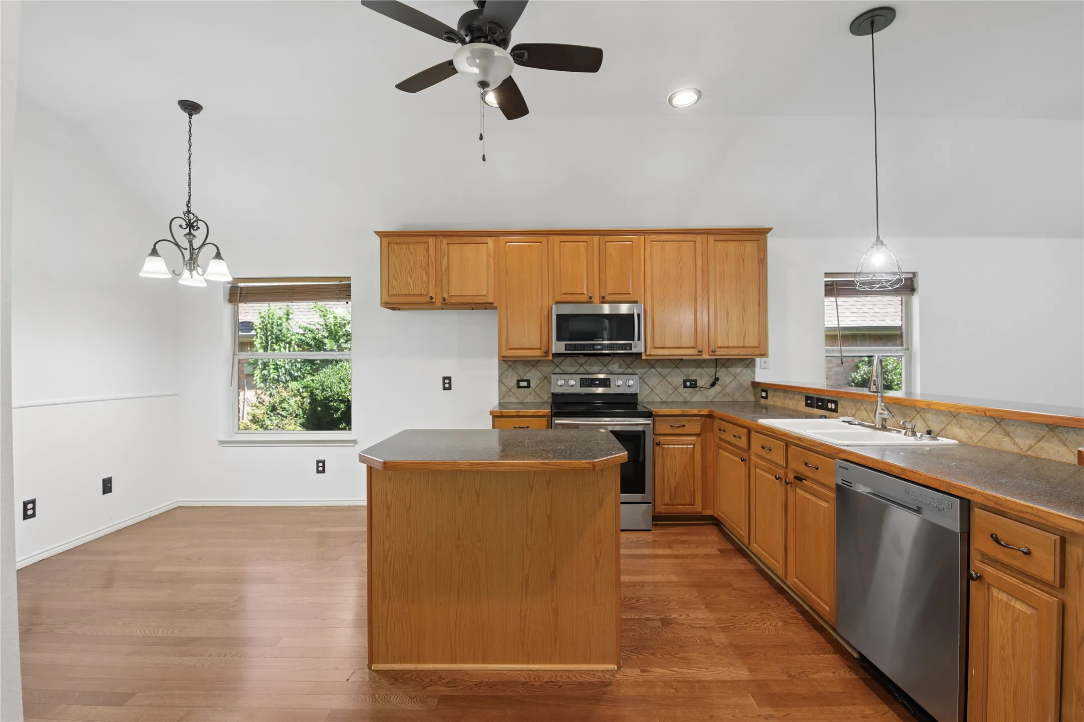 Single Family Residence For Sale in Dallas County , 1010 Sagebrush Trail, Duncanville, Texas 75137, 3 Bedroom, 2 Bathroom, 2 Garage spaces, 2,055 Sqft, built in 2006, mls#21328095, Real Estate Agent in Duncanville, Homes For Sale in Dallas county, Homes For Sale in Duncanville, Realtor in Duncanville Texas, Real Estate Brokerage Independent Realty Texas, Luminita Cordes Realtor