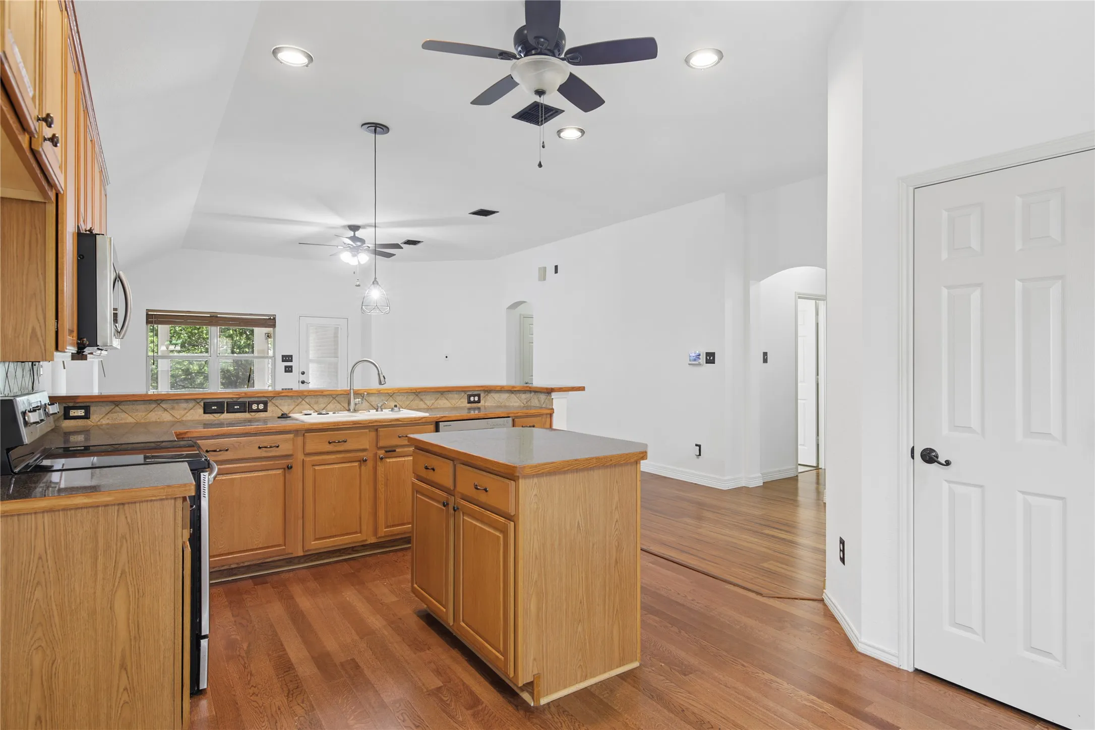 Single Family Residence For Sale in Dallas County , 1010 Sagebrush Trail, Duncanville, Texas 75137, 3 Bedroom, 2 Bathroom, 2 Garage spaces, 2,055 Sqft, built in 2006, mls#21328095, Real Estate Agent in Duncanville, Homes For Sale in Dallas county, Homes For Sale in Duncanville, Realtor in Duncanville Texas, Real Estate Brokerage Independent Realty Texas, Luminita Cordes Realtor