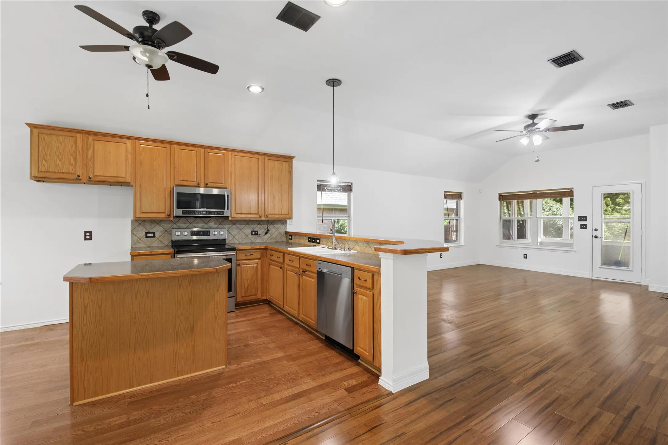 Single Family Residence For Sale in Dallas County , 1010 Sagebrush Trail, Duncanville, Texas 75137, 3 Bedroom, 2 Bathroom, 2 Garage spaces, 2,055 Sqft, built in 2006, mls#21328095, Real Estate Agent in Duncanville, Homes For Sale in Dallas county, Homes For Sale in Duncanville, Realtor in Duncanville Texas, Real Estate Brokerage Independent Realty Texas, Luminita Cordes Realtor