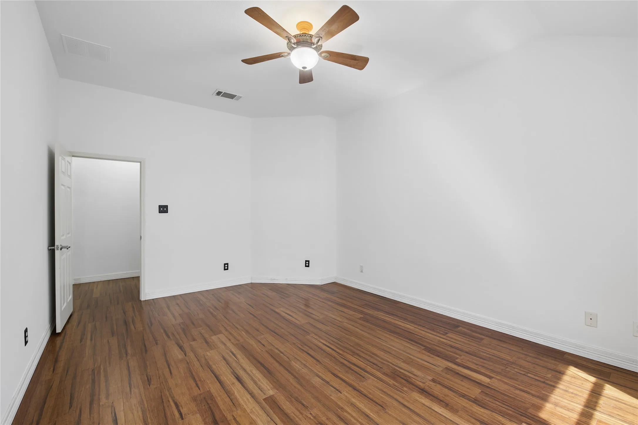 Single Family Residence For Sale in Dallas County , 1010 Sagebrush Trail, Duncanville, Texas 75137, 3 Bedroom, 2 Bathroom, 2 Garage spaces, 2,055 Sqft, built in 2006, mls#21328095, Real Estate Agent in Duncanville, Homes For Sale in Dallas county, Homes For Sale in Duncanville, Realtor in Duncanville Texas, Real Estate Brokerage Independent Realty Texas, Luminita Cordes Realtor
