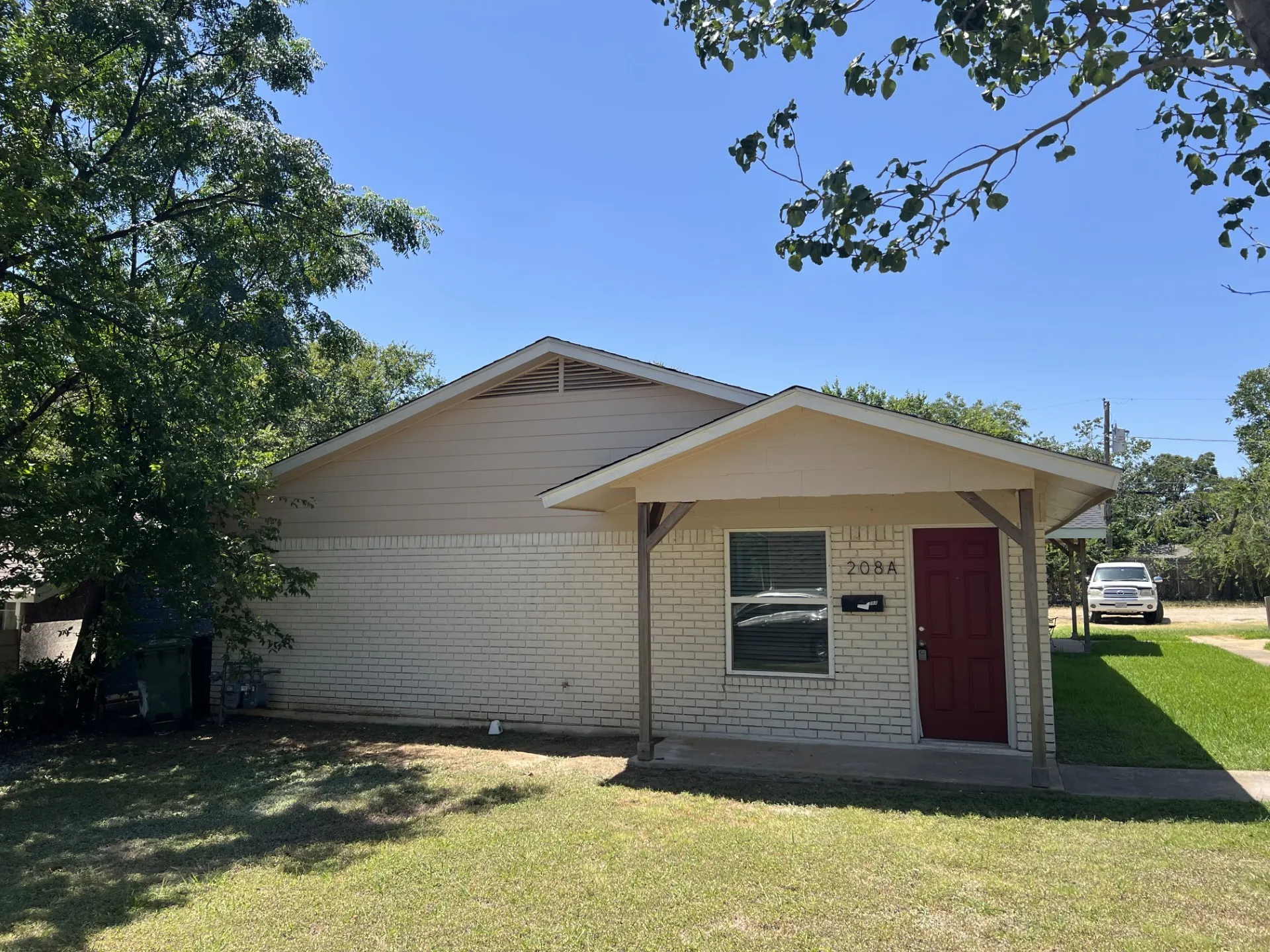 Duplex For Rent in Tarrant County , 208 Hosack Street, Arlington, Texas 76010, 2 Bedroom, 1 Bathroom, Garage spaces, 1,600 Sqft, built in 1965, mls#21326857, Real Estate Agent in Arlington, Homes For Rent in Tarrant county, Homes For Rent in Arlington, Realtor in Arlington Texas, Real Estate Brokerage Independent Realty Texas, Luminita Cordes Realtor