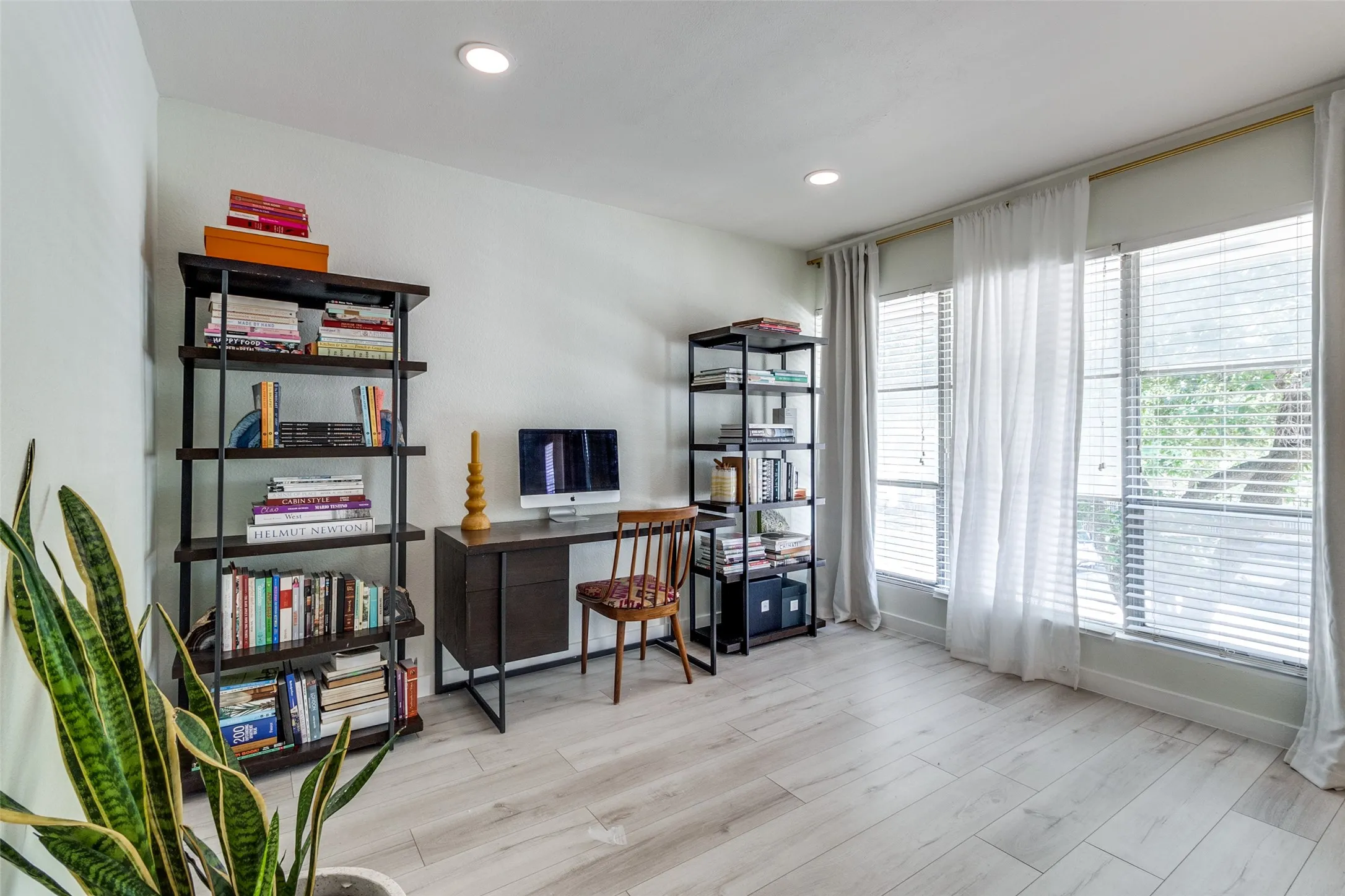 Condominium For Sale in Dallas County , 11122 Valleydale D, Dallas, Texas 75230, 2 Bedroom, 2 Bathroom, Garage spaces, 922 Sqft, built in 1961, mls#21328048, Real Estate Agent in Dallas, Homes For Sale in Dallas county, Homes For Sale in Dallas, Realtor in Dallas Texas, Real Estate Brokerage Independent Realty Texas, Luminita Cordes Realtor