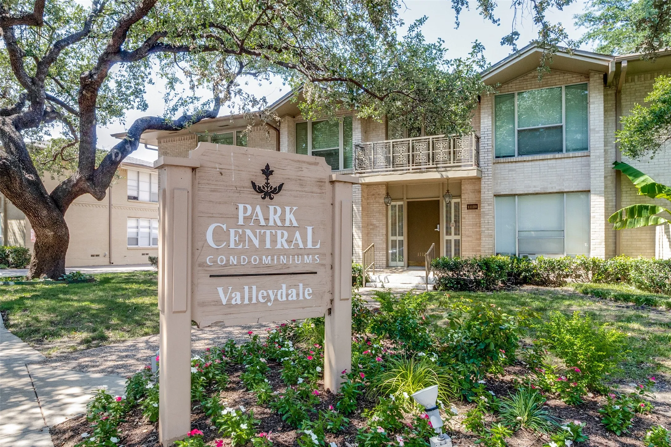 Condominium For Sale in Dallas County , 11122 Valleydale D, Dallas, Texas 75230, 2 Bedroom, 2 Bathroom, Garage spaces, 922 Sqft, built in 1961, mls#21328048, Real Estate Agent in Dallas, Homes For Sale in Dallas county, Homes For Sale in Dallas, Realtor in Dallas Texas, Real Estate Brokerage Independent Realty Texas, Luminita Cordes Realtor