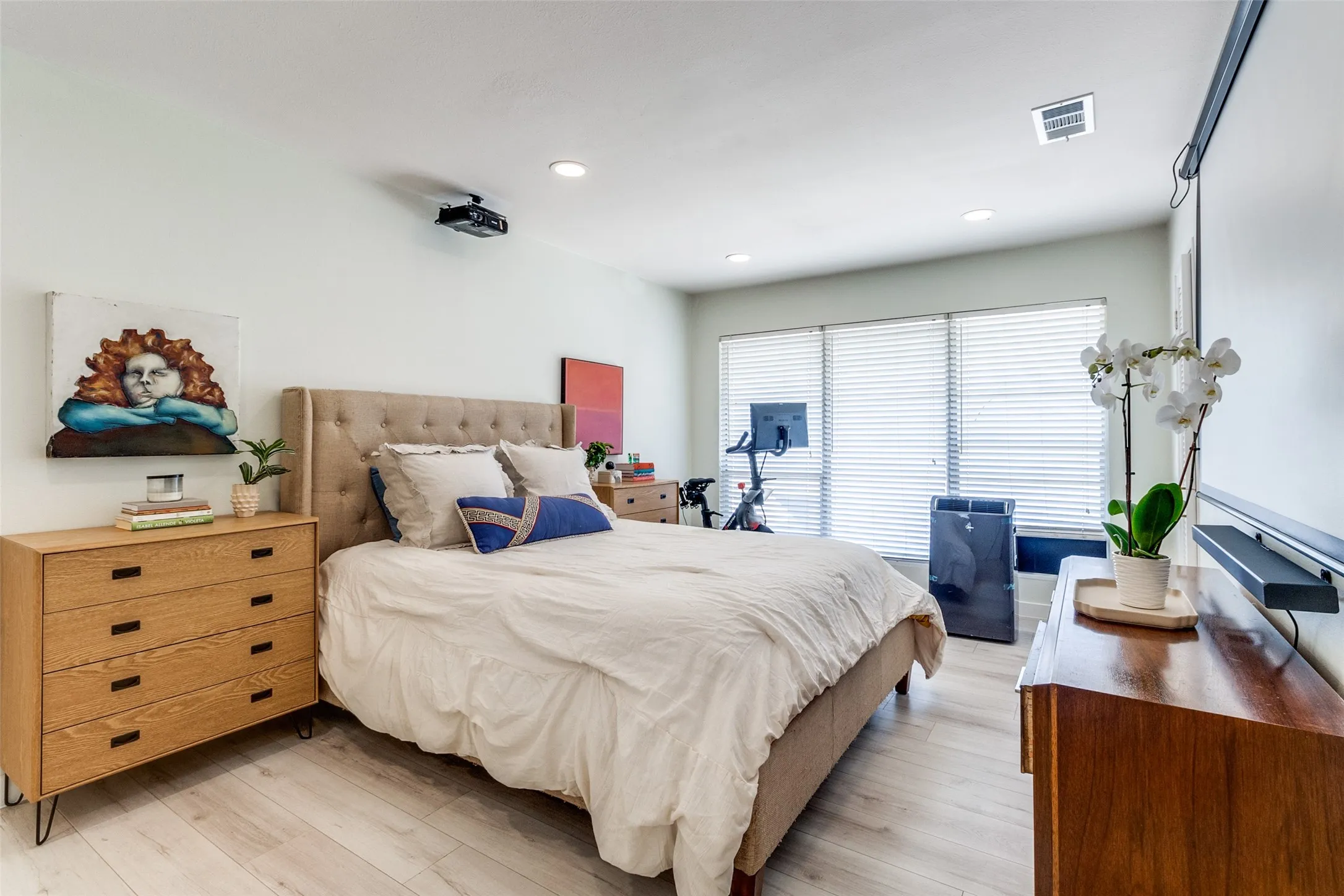 Condominium For Sale in Dallas County , 11122 Valleydale D, Dallas, Texas 75230, 2 Bedroom, 2 Bathroom, Garage spaces, 922 Sqft, built in 1961, mls#21328048, Real Estate Agent in Dallas, Homes For Sale in Dallas county, Homes For Sale in Dallas, Realtor in Dallas Texas, Real Estate Brokerage Independent Realty Texas, Luminita Cordes Realtor