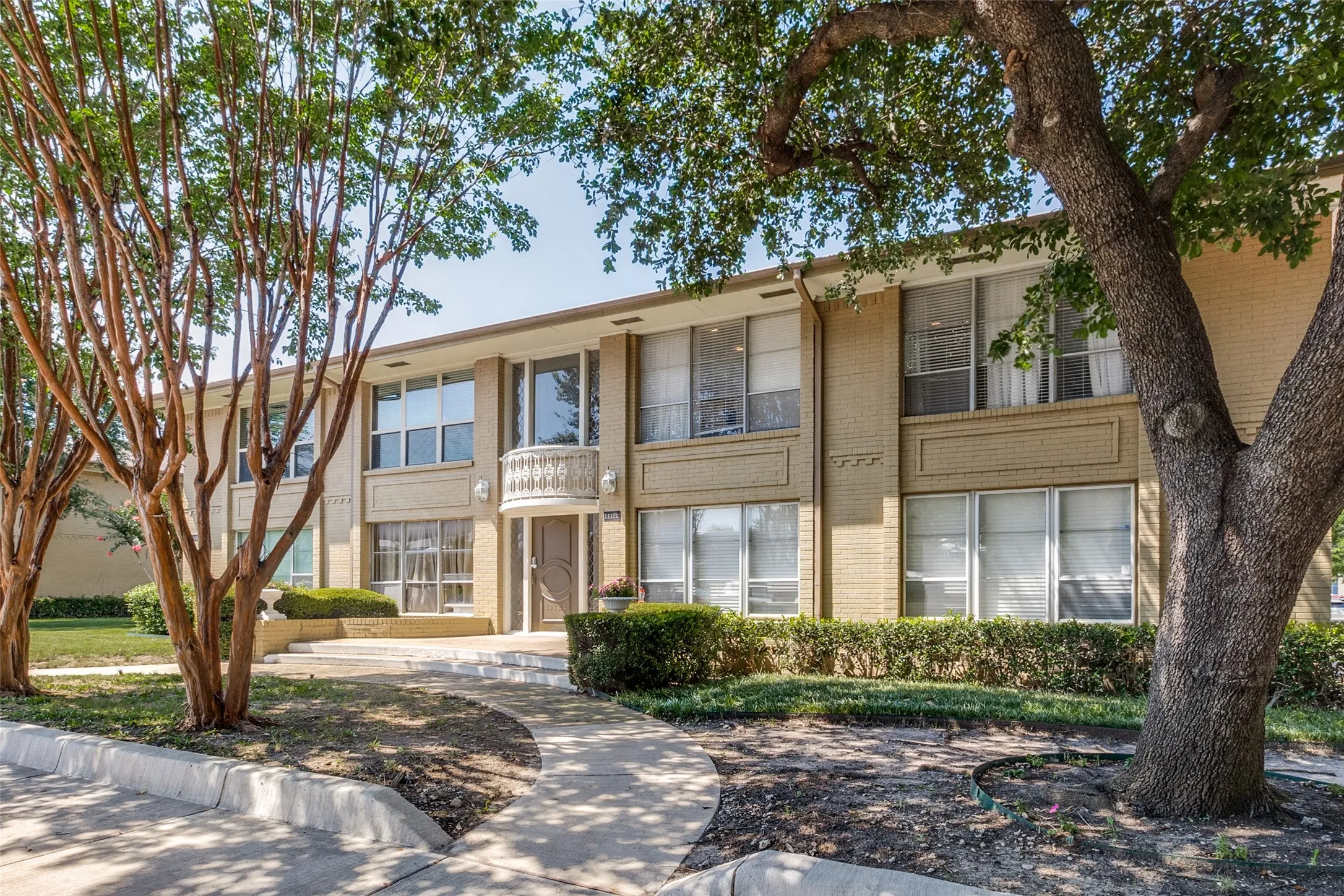 Condominium For Sale in Dallas County , 11122 Valleydale D, Dallas, Texas 75230, 2 Bedroom, 2 Bathroom, Garage spaces, 922 Sqft, built in 1961, mls#21328048, Real Estate Agent in Dallas, Homes For Sale in Dallas county, Homes For Sale in Dallas, Realtor in Dallas Texas, Real Estate Brokerage Independent Realty Texas, Luminita Cordes Realtor