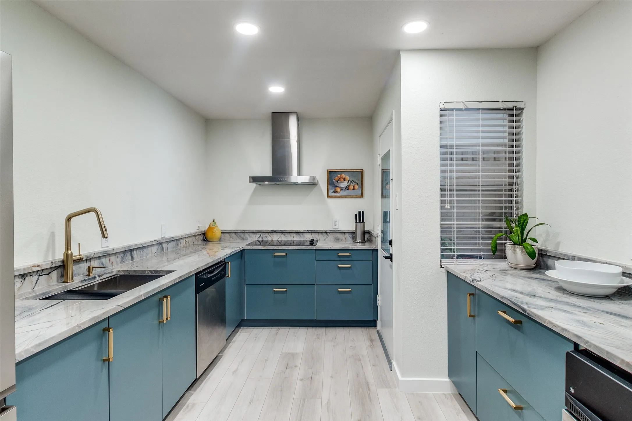 Condominium For Sale in Dallas County , 11122 Valleydale D, Dallas, Texas 75230, 2 Bedroom, 2 Bathroom, Garage spaces, 922 Sqft, built in 1961, mls#21328048, Real Estate Agent in Dallas, Homes For Sale in Dallas county, Homes For Sale in Dallas, Realtor in Dallas Texas, Real Estate Brokerage Independent Realty Texas, Luminita Cordes Realtor