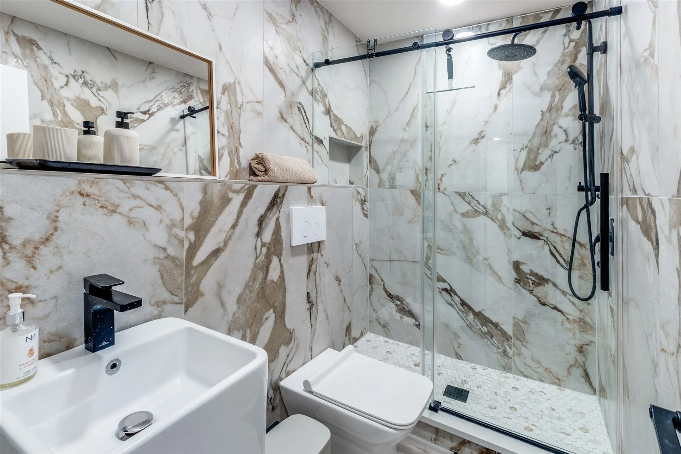 Condominium For Sale in Dallas County , 11122 Valleydale D, Dallas, Texas 75230, 2 Bedroom, 2 Bathroom, Garage spaces, 922 Sqft, built in 1961, mls#21328048, Real Estate Agent in Dallas, Homes For Sale in Dallas county, Homes For Sale in Dallas, Realtor in Dallas Texas, Real Estate Brokerage Independent Realty Texas, Luminita Cordes Realtor