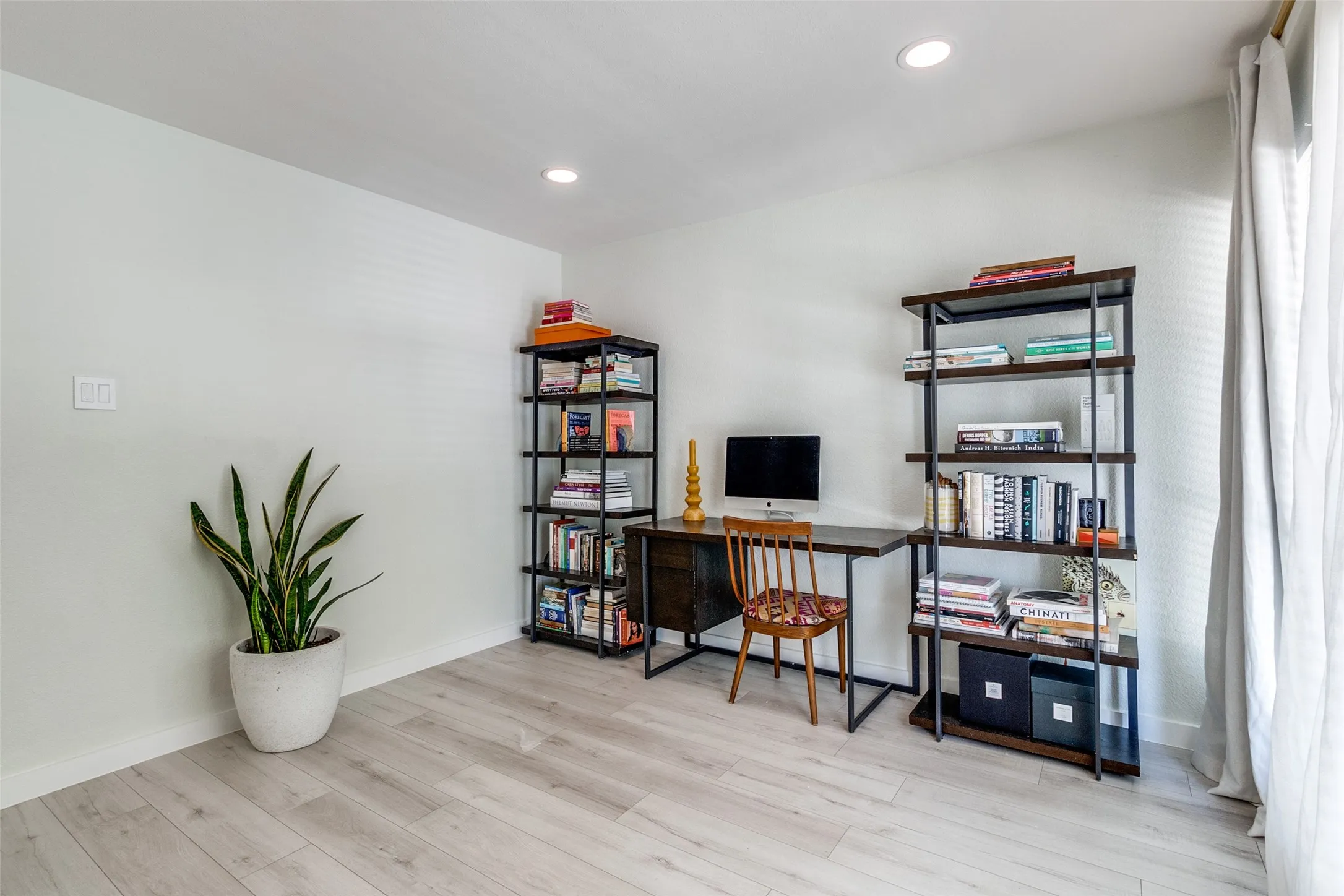 Condominium For Sale in Dallas County , 11122 Valleydale D, Dallas, Texas 75230, 2 Bedroom, 2 Bathroom, Garage spaces, 922 Sqft, built in 1961, mls#21328048, Real Estate Agent in Dallas, Homes For Sale in Dallas county, Homes For Sale in Dallas, Realtor in Dallas Texas, Real Estate Brokerage Independent Realty Texas, Luminita Cordes Realtor