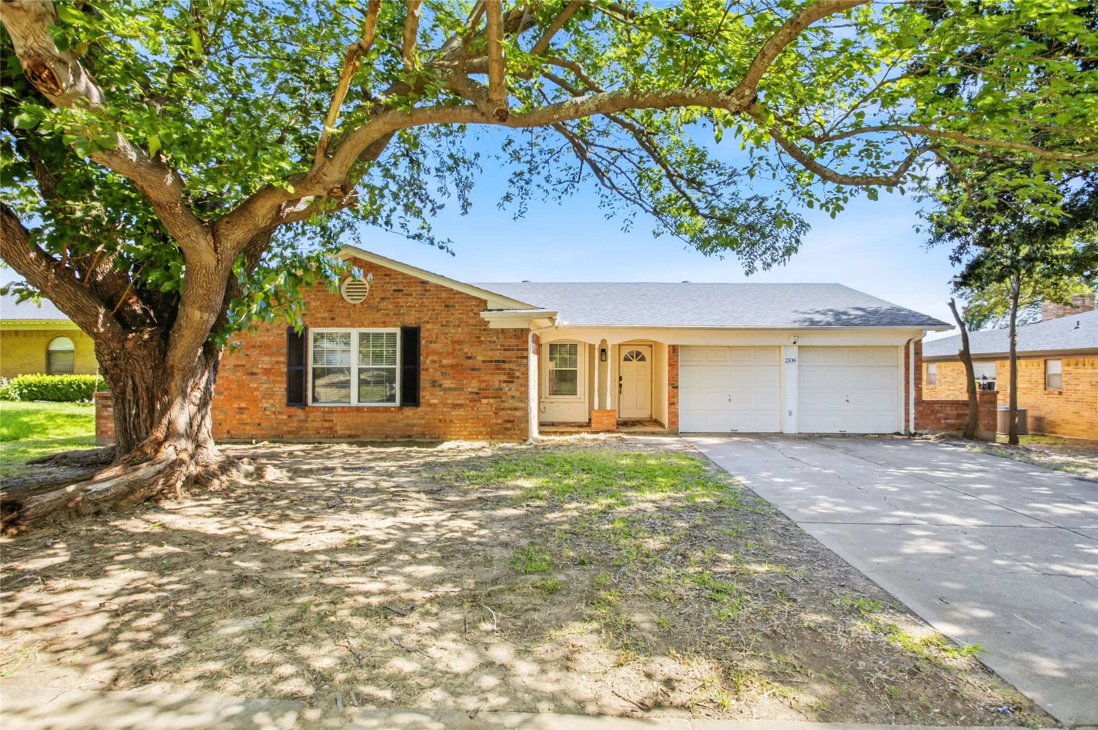 Single Family Residence For Sale in Tarrant County , 2108 Guinevere Street, Arlington, Texas 76014, 3 Bedroom, 2 Bathroom, 2 Garage spaces, 1,536 Sqft, built in 1974, mls#21328017, Real Estate Agent in Arlington, Homes For Sale in Tarrant county, Homes For Sale in Arlington, Realtor in Arlington Texas, Real Estate Brokerage Independent Realty Texas, Luminita Cordes Realtor