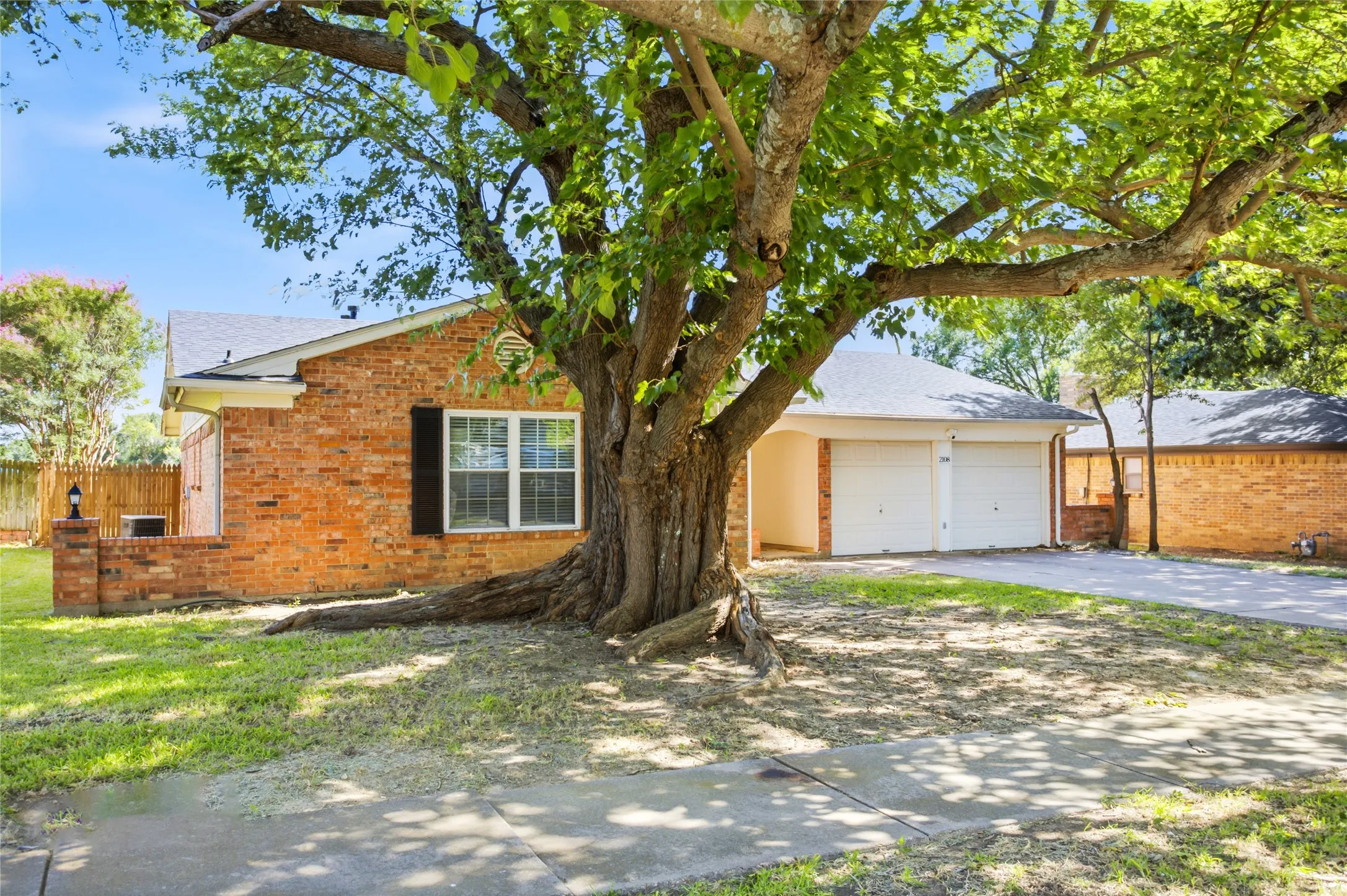 Single Family Residence For Sale in Tarrant County , 2108 Guinevere Street, Arlington, Texas 76014, 3 Bedroom, 2 Bathroom, 2 Garage spaces, 1,536 Sqft, built in 1974, mls#21328017, Real Estate Agent in Arlington, Homes For Sale in Tarrant county, Homes For Sale in Arlington, Realtor in Arlington Texas, Real Estate Brokerage Independent Realty Texas, Luminita Cordes Realtor