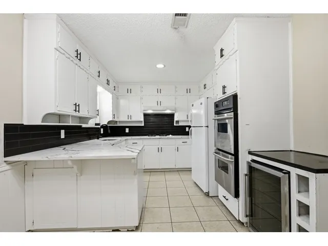 Single Family Residence For Sale in Tarrant County , 2108 Guinevere Street, Arlington, Texas 76014, 3 Bedroom, 2 Bathroom, 2 Garage spaces, 1,536 Sqft, built in 1974, mls#21328017, Real Estate Agent in Arlington, Homes For Sale in Tarrant county, Homes For Sale in Arlington, Realtor in Arlington Texas, Real Estate Brokerage Independent Realty Texas, Luminita Cordes Realtor