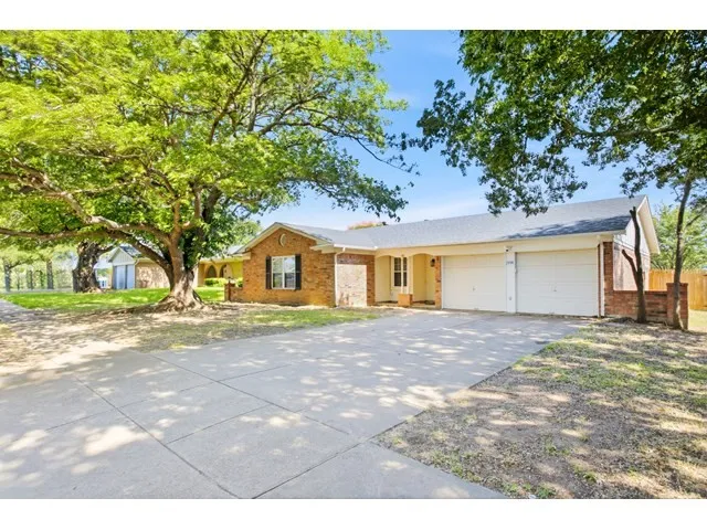 Single Family Residence For Sale in Tarrant County , 2108 Guinevere Street, Arlington, Texas 76014, 3 Bedroom, 2 Bathroom, 2 Garage spaces, 1,536 Sqft, built in 1974, mls#21328017, Real Estate Agent in Arlington, Homes For Sale in Tarrant county, Homes For Sale in Arlington, Realtor in Arlington Texas, Real Estate Brokerage Independent Realty Texas, Luminita Cordes Realtor