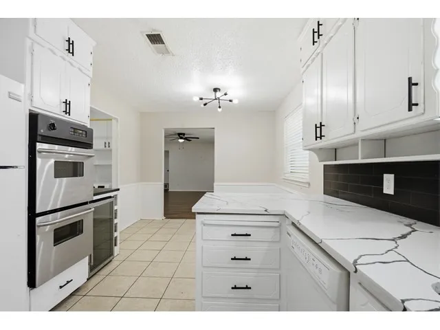 Single Family Residence For Sale in Tarrant County , 2108 Guinevere Street, Arlington, Texas 76014, 3 Bedroom, 2 Bathroom, 2 Garage spaces, 1,536 Sqft, built in 1974, mls#21328017, Real Estate Agent in Arlington, Homes For Sale in Tarrant county, Homes For Sale in Arlington, Realtor in Arlington Texas, Real Estate Brokerage Independent Realty Texas, Luminita Cordes Realtor