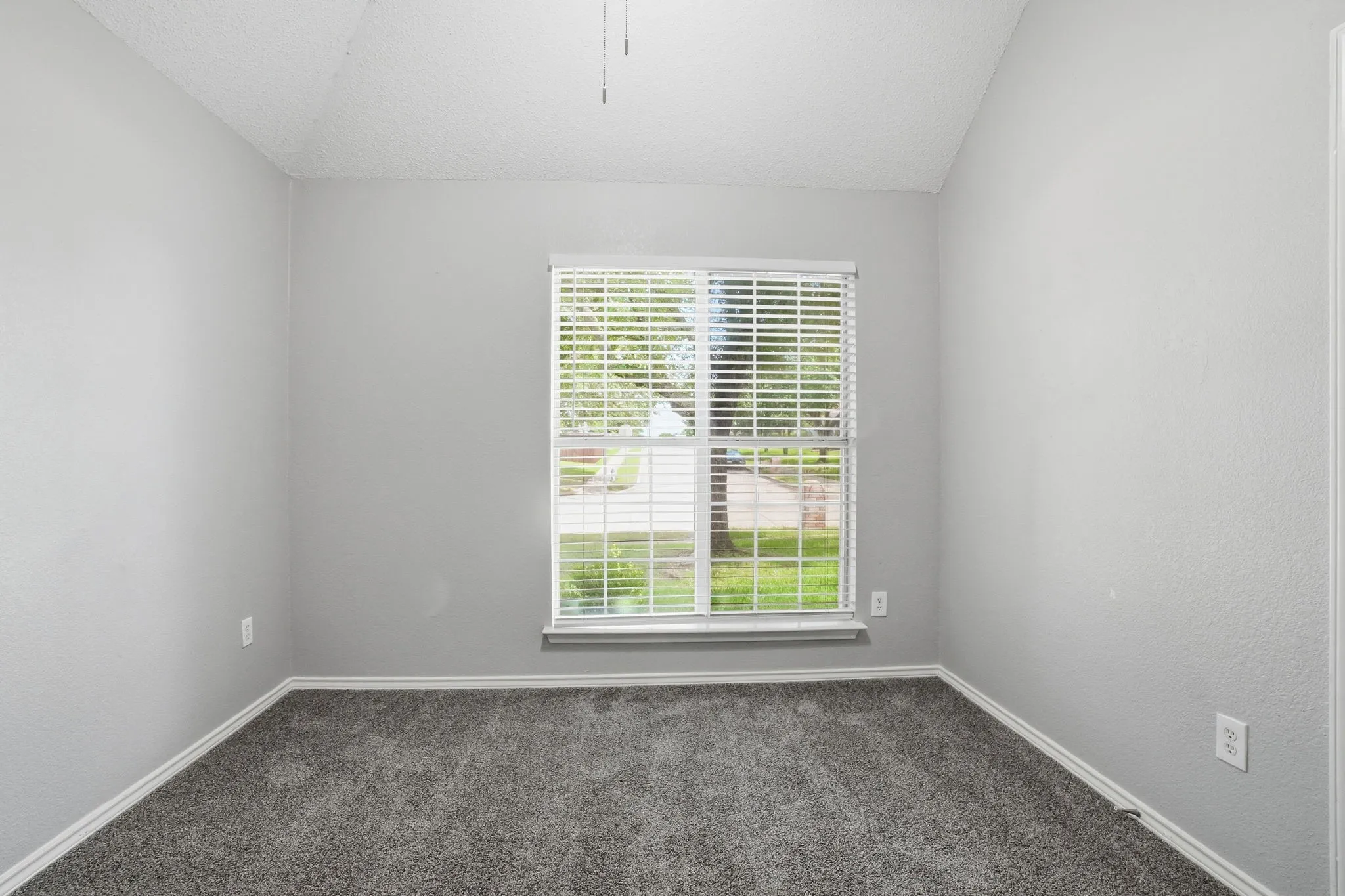 Single Family Residence For Sale in Dallas County , 915 Sea Shell Drive, Mesquite, Texas 75149, 4 Bedroom, 2 Bathroom, 2 Garage spaces, 1,940 Sqft, built in 1997, mls#21326342, Real Estate Agent in Mesquite, Homes For Sale in Dallas county, Homes For Sale in Mesquite, Realtor in Mesquite Texas, Real Estate Brokerage Independent Realty Texas, Luminita Cordes Realtor