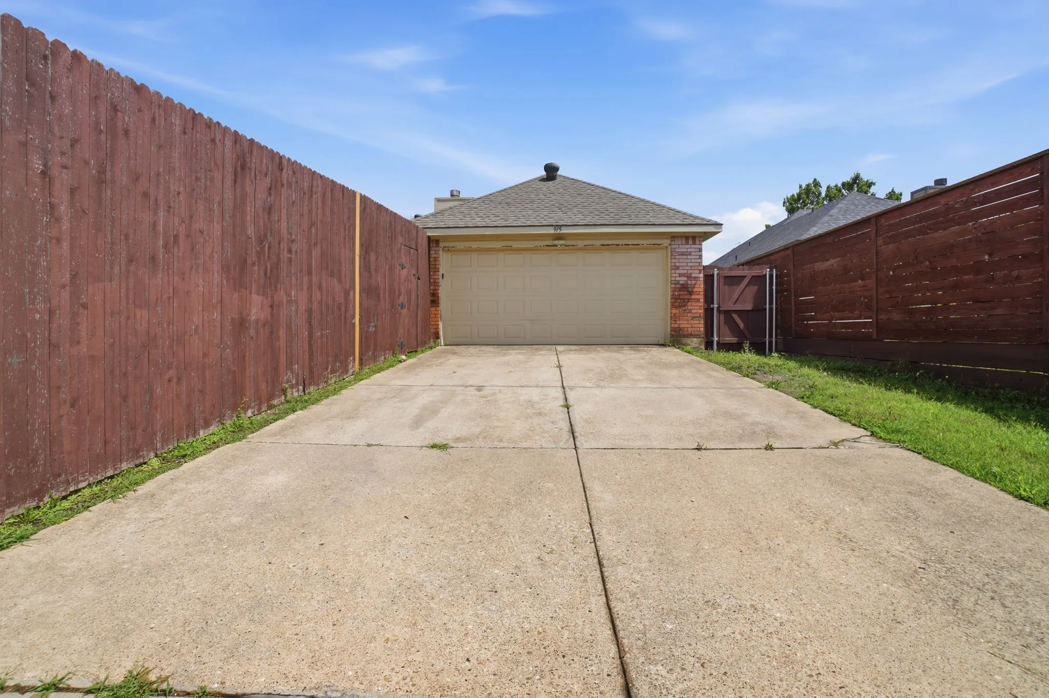 Single Family Residence For Sale in Dallas County , 915 Sea Shell Drive, Mesquite, Texas 75149, 4 Bedroom, 2 Bathroom, 2 Garage spaces, 1,940 Sqft, built in 1997, mls#21326342, Real Estate Agent in Mesquite, Homes For Sale in Dallas county, Homes For Sale in Mesquite, Realtor in Mesquite Texas, Real Estate Brokerage Independent Realty Texas, Luminita Cordes Realtor
