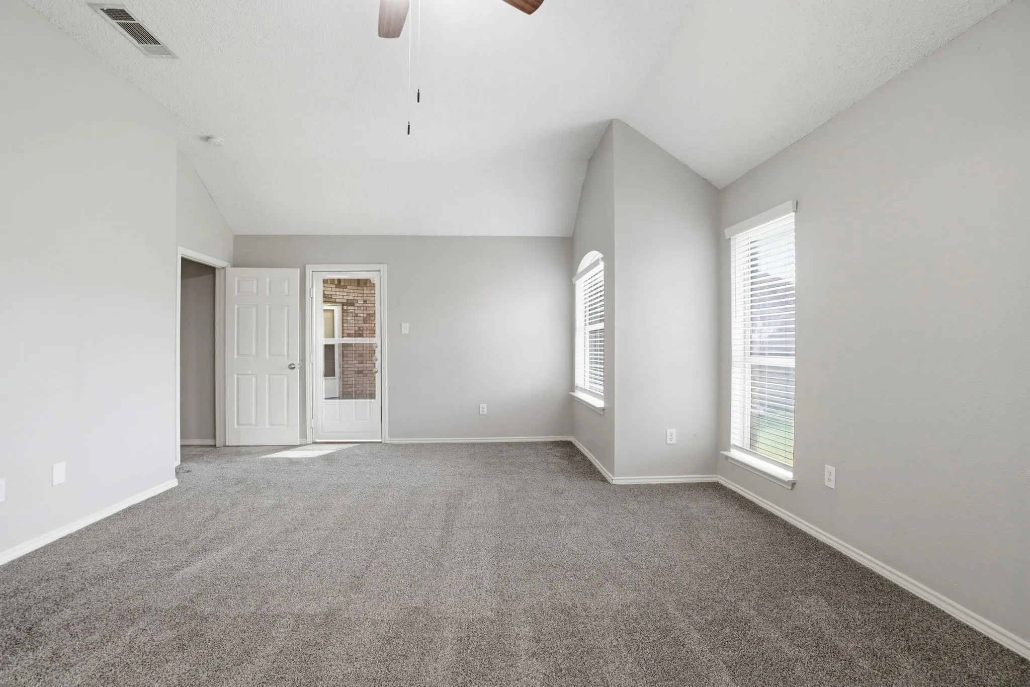 Single Family Residence For Sale in Dallas County , 915 Sea Shell Drive, Mesquite, Texas 75149, 4 Bedroom, 2 Bathroom, 2 Garage spaces, 1,940 Sqft, built in 1997, mls#21326342, Real Estate Agent in Mesquite, Homes For Sale in Dallas county, Homes For Sale in Mesquite, Realtor in Mesquite Texas, Real Estate Brokerage Independent Realty Texas, Luminita Cordes Realtor