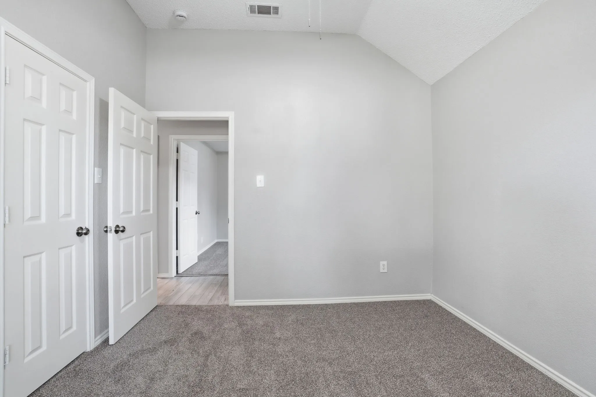 Single Family Residence For Sale in Dallas County , 915 Sea Shell Drive, Mesquite, Texas 75149, 4 Bedroom, 2 Bathroom, 2 Garage spaces, 1,940 Sqft, built in 1997, mls#21326342, Real Estate Agent in Mesquite, Homes For Sale in Dallas county, Homes For Sale in Mesquite, Realtor in Mesquite Texas, Real Estate Brokerage Independent Realty Texas, Luminita Cordes Realtor