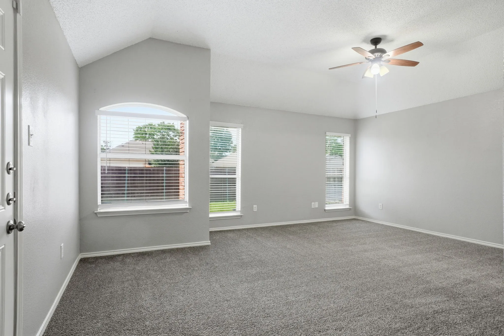 Single Family Residence For Sale in Dallas County , 915 Sea Shell Drive, Mesquite, Texas 75149, 4 Bedroom, 2 Bathroom, 2 Garage spaces, 1,940 Sqft, built in 1997, mls#21326342, Real Estate Agent in Mesquite, Homes For Sale in Dallas county, Homes For Sale in Mesquite, Realtor in Mesquite Texas, Real Estate Brokerage Independent Realty Texas, Luminita Cordes Realtor