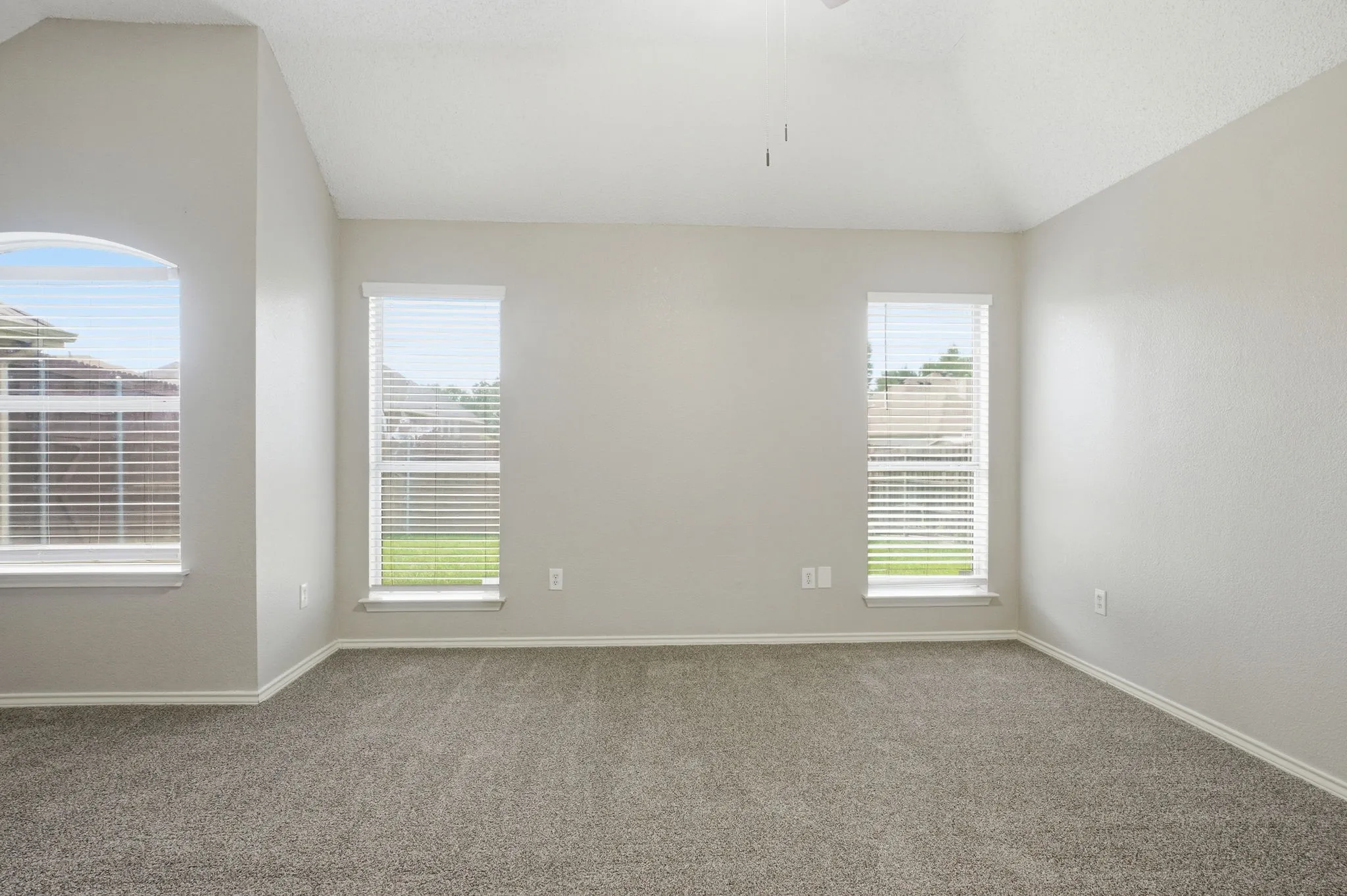 Single Family Residence For Sale in Dallas County , 915 Sea Shell Drive, Mesquite, Texas 75149, 4 Bedroom, 2 Bathroom, 2 Garage spaces, 1,940 Sqft, built in 1997, mls#21326342, Real Estate Agent in Mesquite, Homes For Sale in Dallas county, Homes For Sale in Mesquite, Realtor in Mesquite Texas, Real Estate Brokerage Independent Realty Texas, Luminita Cordes Realtor