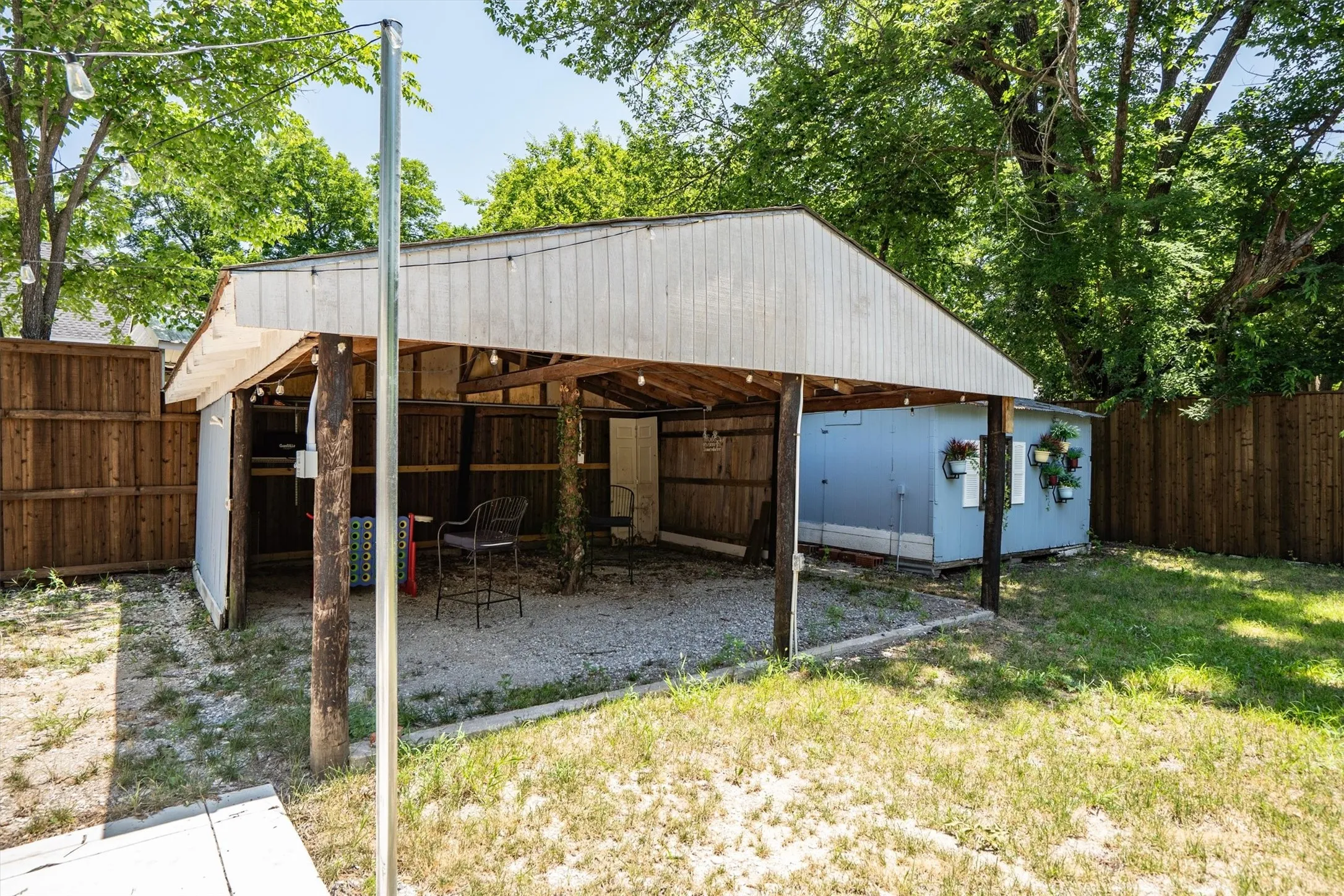 Single Family Residence For Sale in Collin County , 210 Hill Street, Farmersville, Texas 75442, 2 Bedroom, 1 Bathroom, Garage spaces, 1,028 Sqft, built in 1967, mls#21325214, Real Estate Agent in Farmersville, Homes For Sale in Collin county, Homes For Sale in Farmersville, Realtor in Farmersville Texas, Real Estate Brokerage Independent Realty Texas, Luminita Cordes Realtor