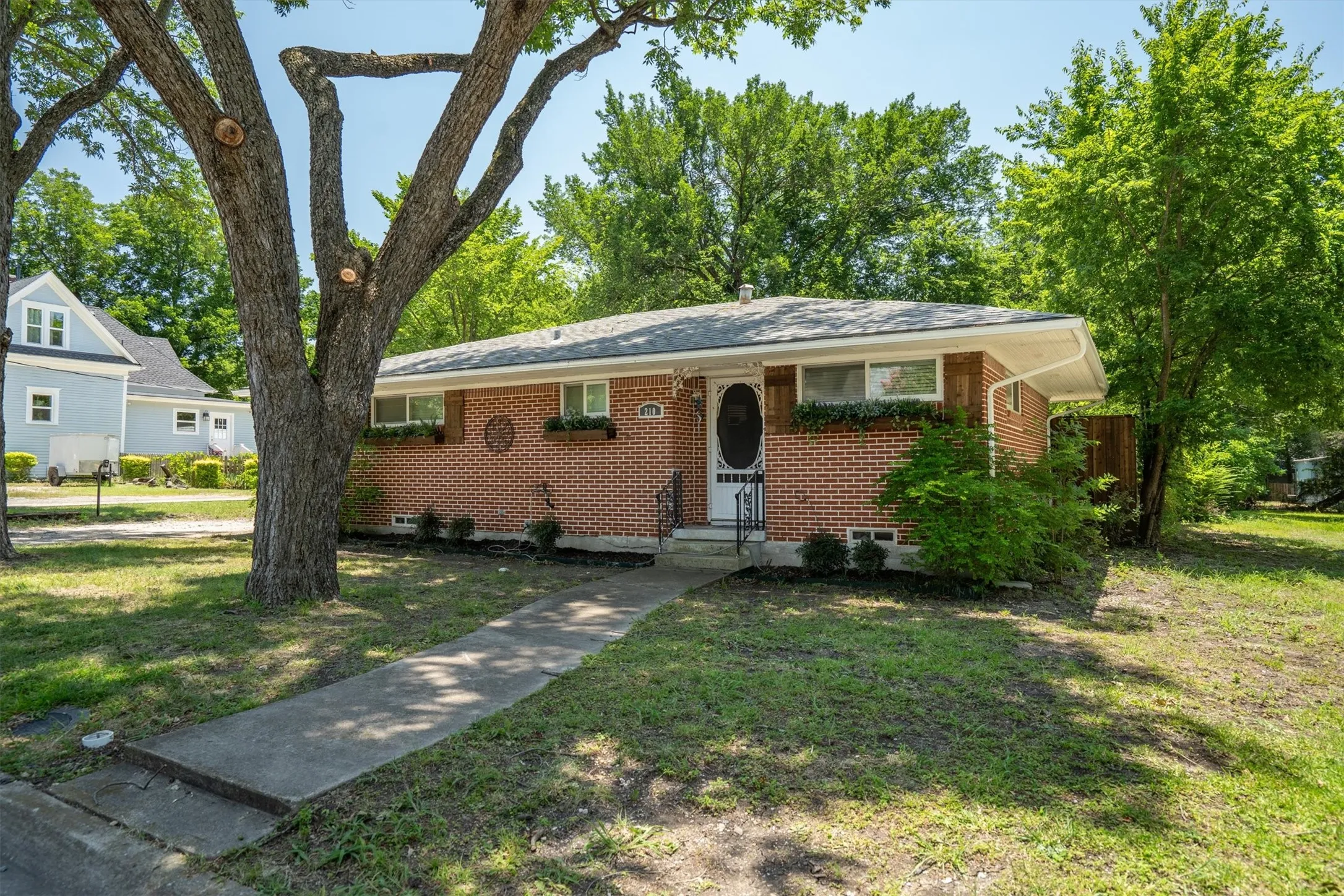 Single Family Residence For Sale in Collin County , 210 Hill Street, Farmersville, Texas 75442, 2 Bedroom, 1 Bathroom, Garage spaces, 1,028 Sqft, built in 1967, mls#21325214, Real Estate Agent in Farmersville, Homes For Sale in Collin county, Homes For Sale in Farmersville, Realtor in Farmersville Texas, Real Estate Brokerage Independent Realty Texas, Luminita Cordes Realtor
