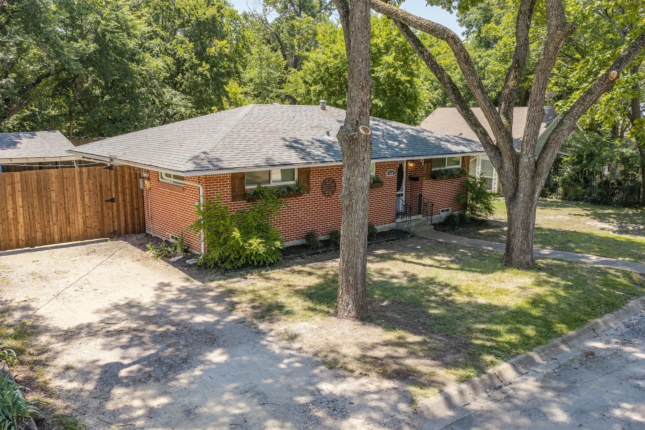 Single Family Residence For Sale in Collin County , 210 Hill Street, Farmersville, Texas 75442, 2 Bedroom, 1 Bathroom, Garage spaces, 1,028 Sqft, built in 1967, mls#21325214, Real Estate Agent in Farmersville, Homes For Sale in Collin county, Homes For Sale in Farmersville, Realtor in Farmersville Texas, Real Estate Brokerage Independent Realty Texas, Luminita Cordes Realtor