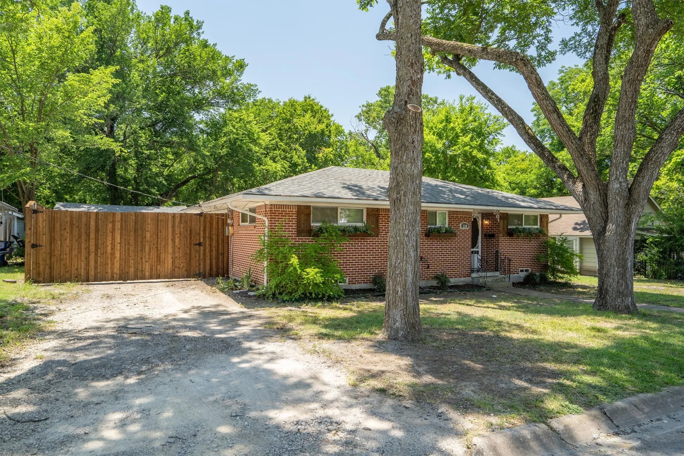 Single Family Residence For Sale in Collin County , 210 Hill Street, Farmersville, Texas 75442, 2 Bedroom, 1 Bathroom, Garage spaces, 1,028 Sqft, built in 1967, mls#21325214, Real Estate Agent in Farmersville, Homes For Sale in Collin county, Homes For Sale in Farmersville, Realtor in Farmersville Texas, Real Estate Brokerage Independent Realty Texas, Luminita Cordes Realtor