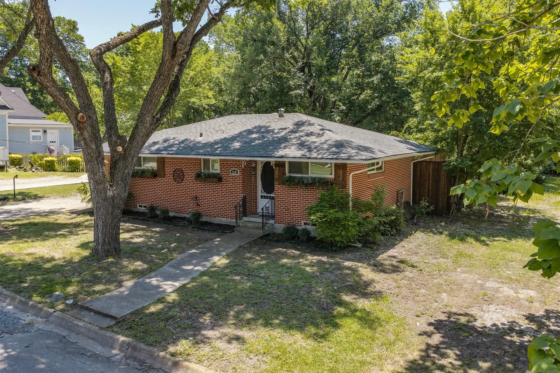 Single Family Residence For Sale in Collin County , 210 Hill Street, Farmersville, Texas 75442, 2 Bedroom, 1 Bathroom, Garage spaces, 1,028 Sqft, built in 1967, mls#21325214, Real Estate Agent in Farmersville, Homes For Sale in Collin county, Homes For Sale in Farmersville, Realtor in Farmersville Texas, Real Estate Brokerage Independent Realty Texas, Luminita Cordes Realtor