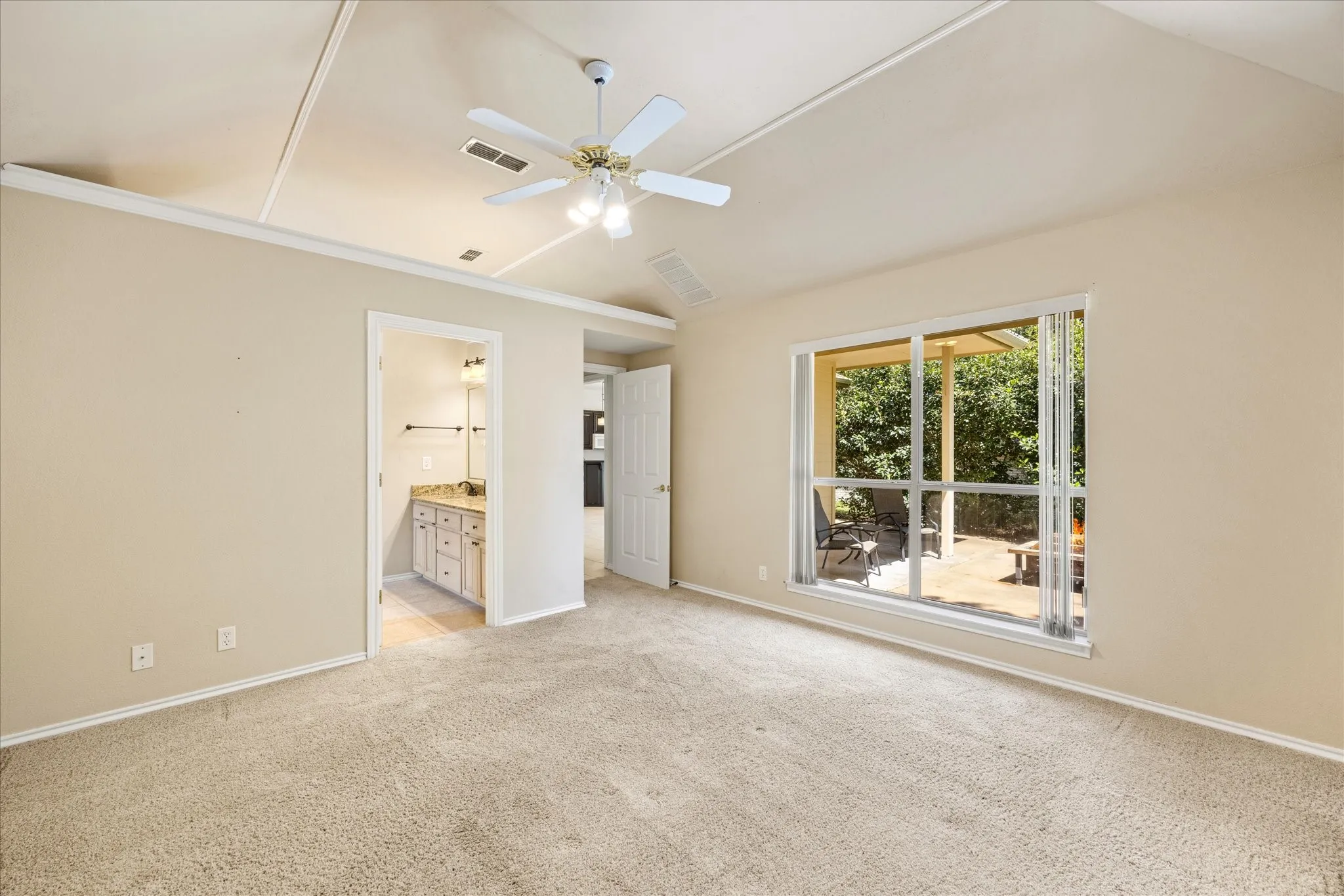 Split floor plan with primary bedroom w ensuite bath