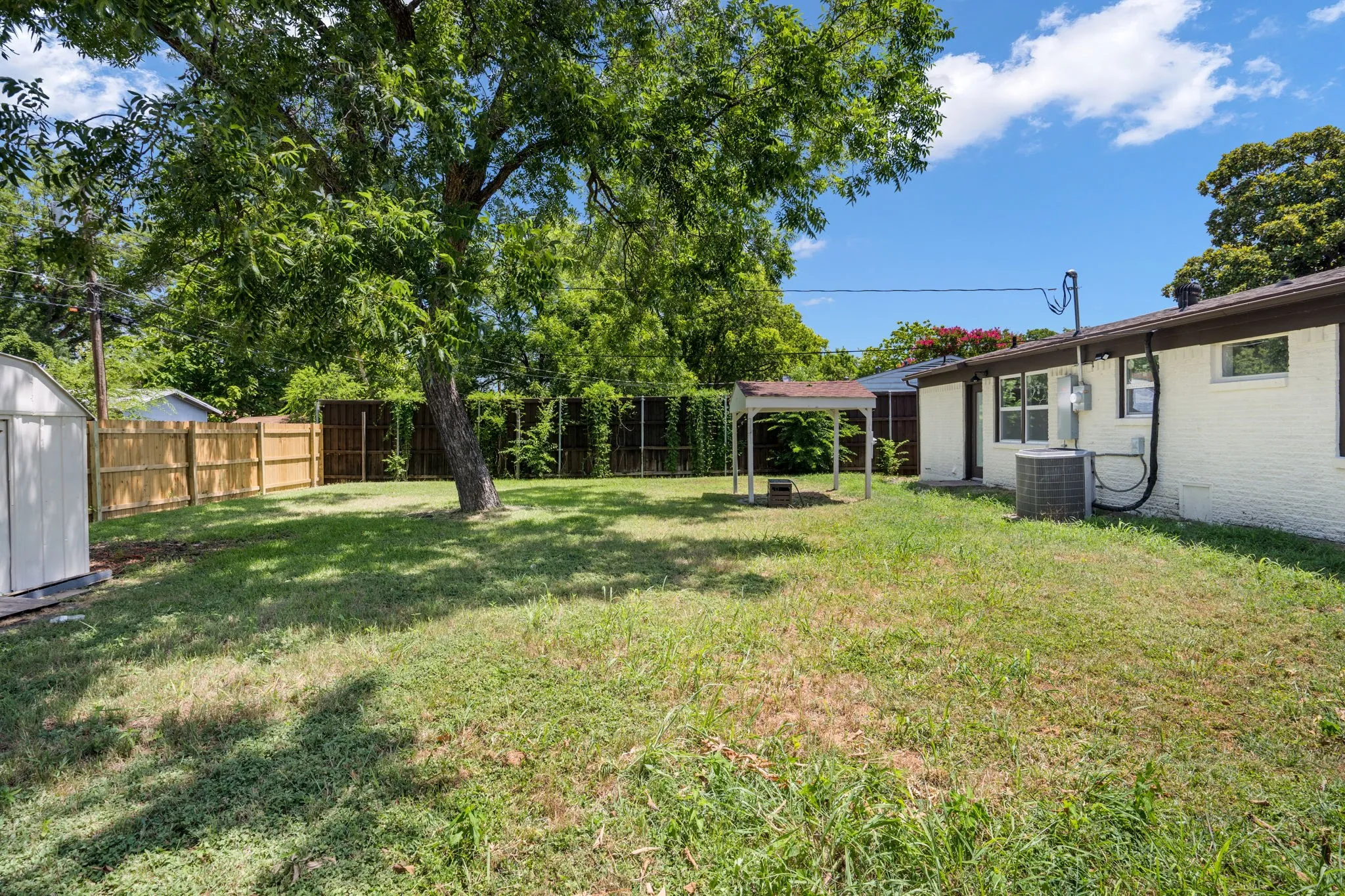 Single Family Residence For Sale in Dallas County , 3039 Mason Drive, Mesquite, Texas 75150, 4 Bedroom, 3 Bathroom, Garage spaces, 1,528 Sqft, built in 1959, mls#21328040, Real Estate Agent in Mesquite, Homes For Sale in Dallas county, Homes For Sale in Mesquite, Realtor in Mesquite Texas, Real Estate Brokerage Independent Realty Texas, Luminita Cordes Realtor