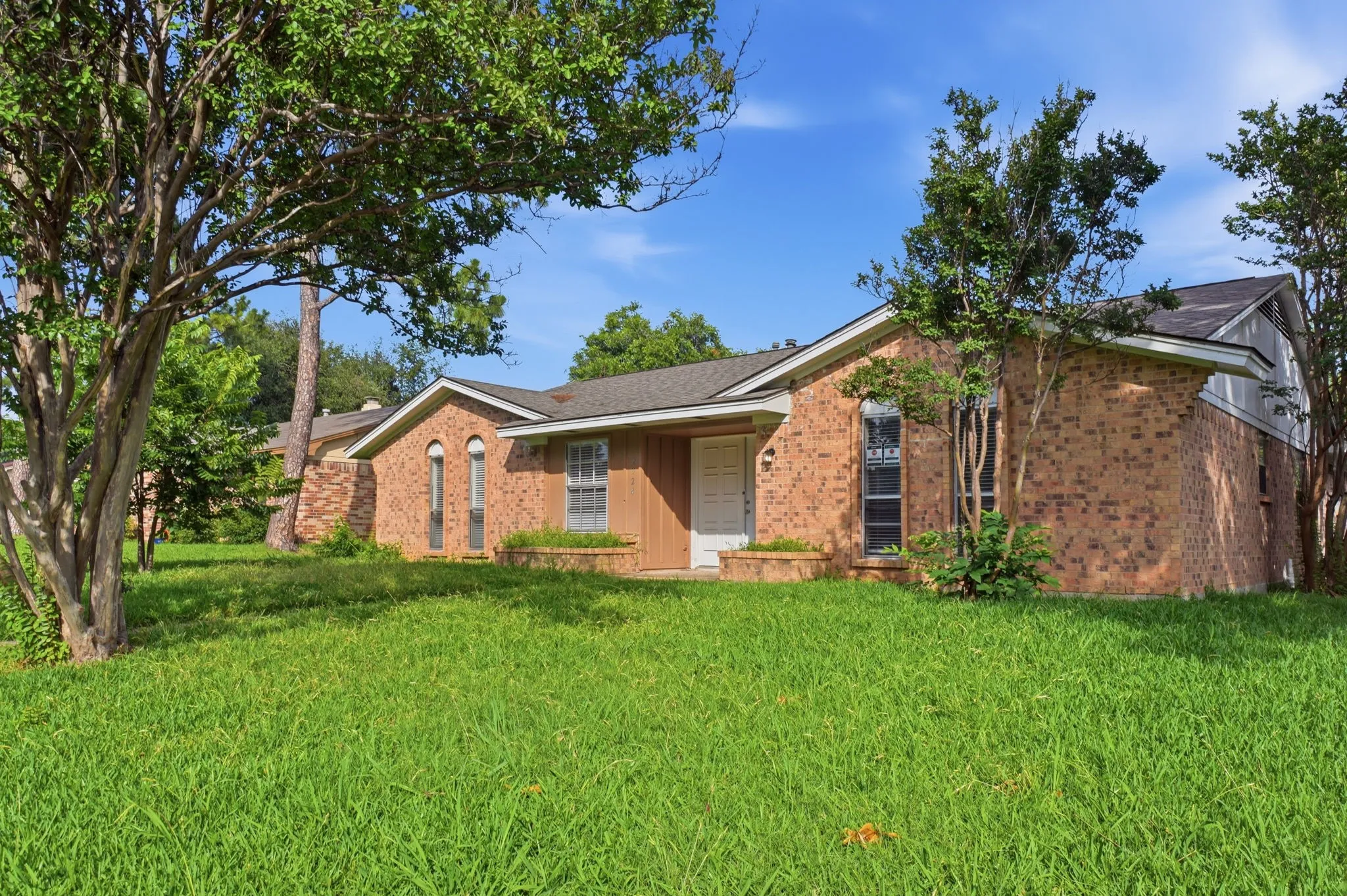 Single Family Residence For Sale in Dallas County , 2324 Lovell Drive, Mesquite, Texas 75150, 3 Bedroom, 2 Bathroom, 2 Garage spaces, 1,627 Sqft, built in 1971, mls#21282279, Real Estate Agent in Mesquite, Homes For Sale in Dallas county, Homes For Sale in Mesquite, Realtor in Mesquite Texas, Real Estate Brokerage Independent Realty Texas, Luminita Cordes Realtor