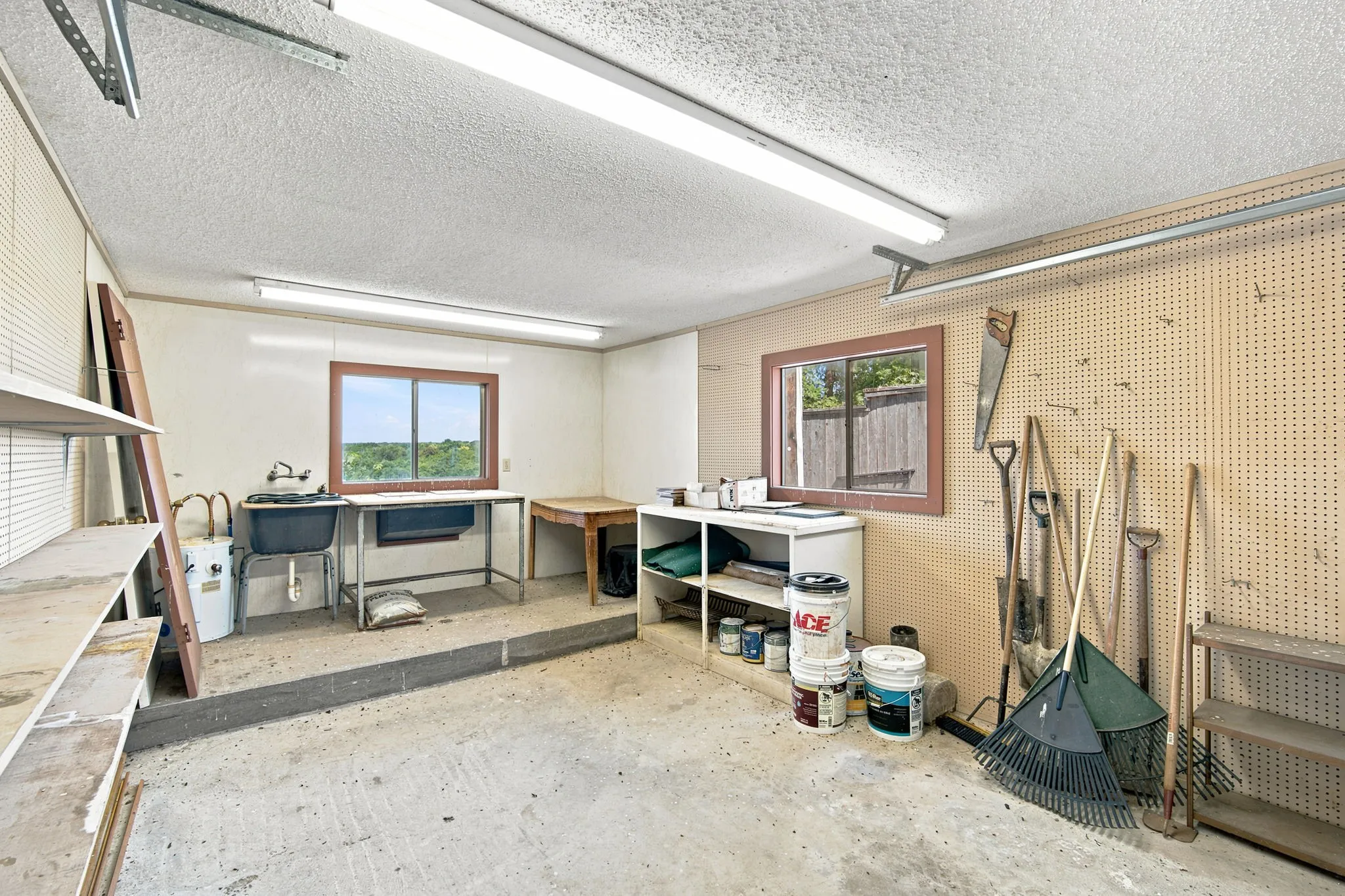 Single Family Residence For Sale in Bosque County , 311 County Road 1710, Clifton, Texas 76634, 5 Bedroom, 3 Bathroom, 4 Garage spaces, 3,592 Sqft, built in 1978, mls#21316958, Real Estate Agent in Clifton, Homes For Sale in Bosque county, Homes For Sale in Clifton, Realtor in Clifton Texas, Real Estate Brokerage Independent Realty Texas, Luminita Cordes Realtor