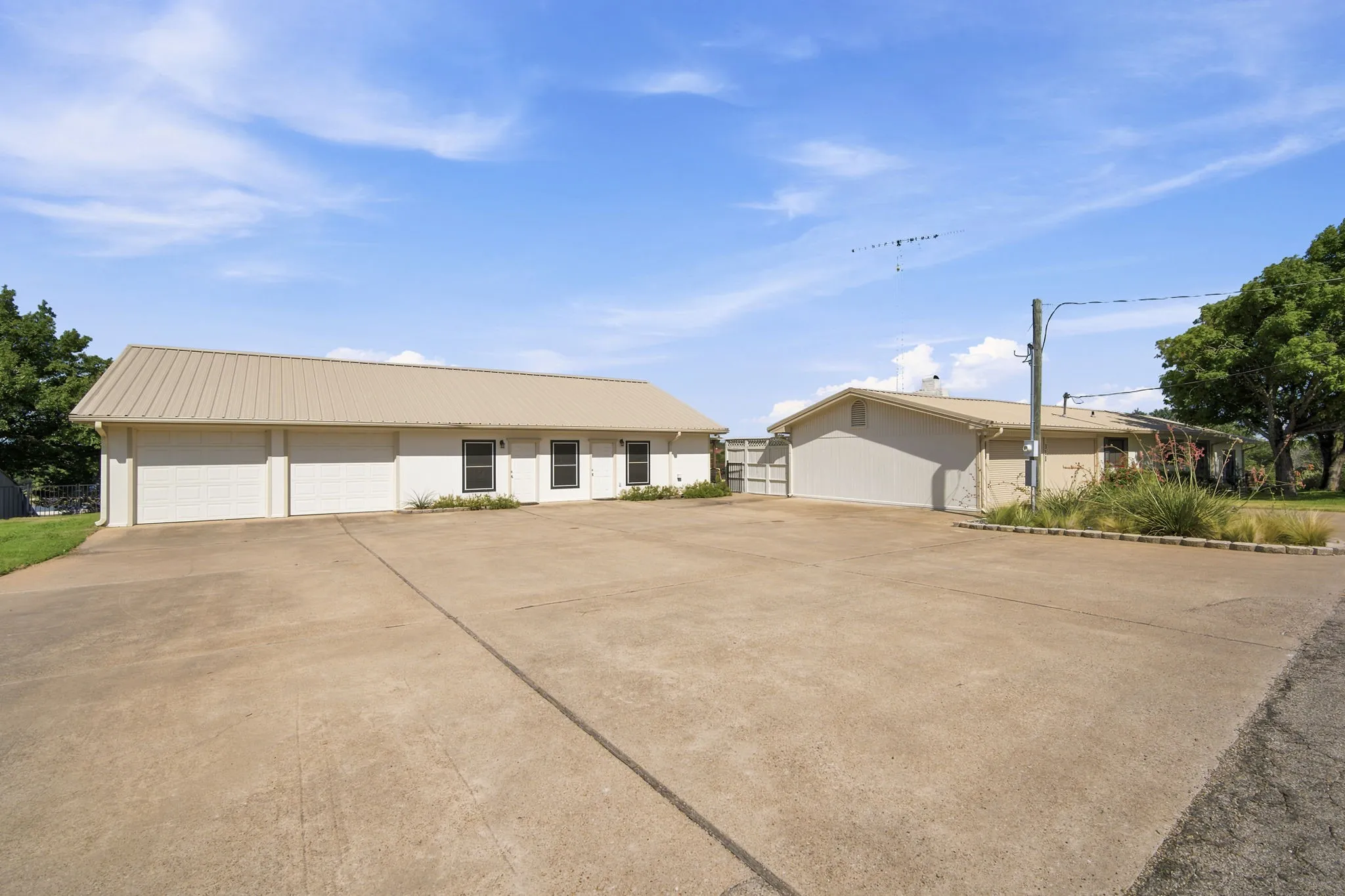 Single Family Residence For Sale in Bosque County , 311 County Road 1710, Clifton, Texas 76634, 5 Bedroom, 3 Bathroom, 4 Garage spaces, 3,592 Sqft, built in 1978, mls#21316958, Real Estate Agent in Clifton, Homes For Sale in Bosque county, Homes For Sale in Clifton, Realtor in Clifton Texas, Real Estate Brokerage Independent Realty Texas, Luminita Cordes Realtor