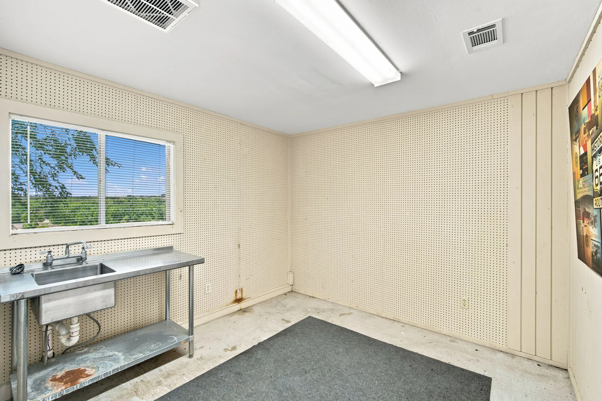 Single Family Residence For Sale in Bosque County , 311 County Road 1710, Clifton, Texas 76634, 5 Bedroom, 3 Bathroom, 4 Garage spaces, 3,592 Sqft, built in 1978, mls#21316958, Real Estate Agent in Clifton, Homes For Sale in Bosque county, Homes For Sale in Clifton, Realtor in Clifton Texas, Real Estate Brokerage Independent Realty Texas, Luminita Cordes Realtor