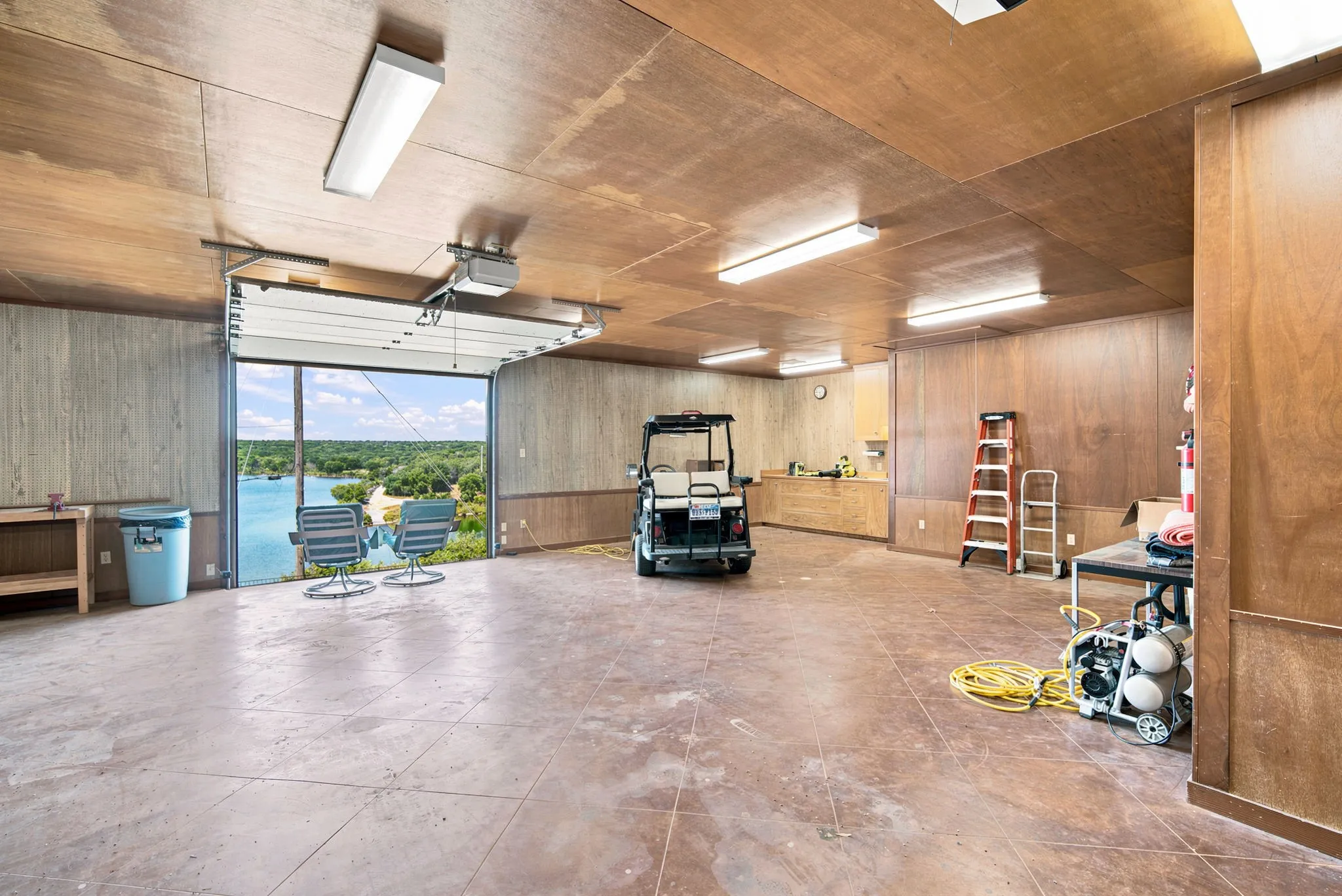Single Family Residence For Sale in Bosque County , 311 County Road 1710, Clifton, Texas 76634, 5 Bedroom, 3 Bathroom, 4 Garage spaces, 3,592 Sqft, built in 1978, mls#21316958, Real Estate Agent in Clifton, Homes For Sale in Bosque county, Homes For Sale in Clifton, Realtor in Clifton Texas, Real Estate Brokerage Independent Realty Texas, Luminita Cordes Realtor