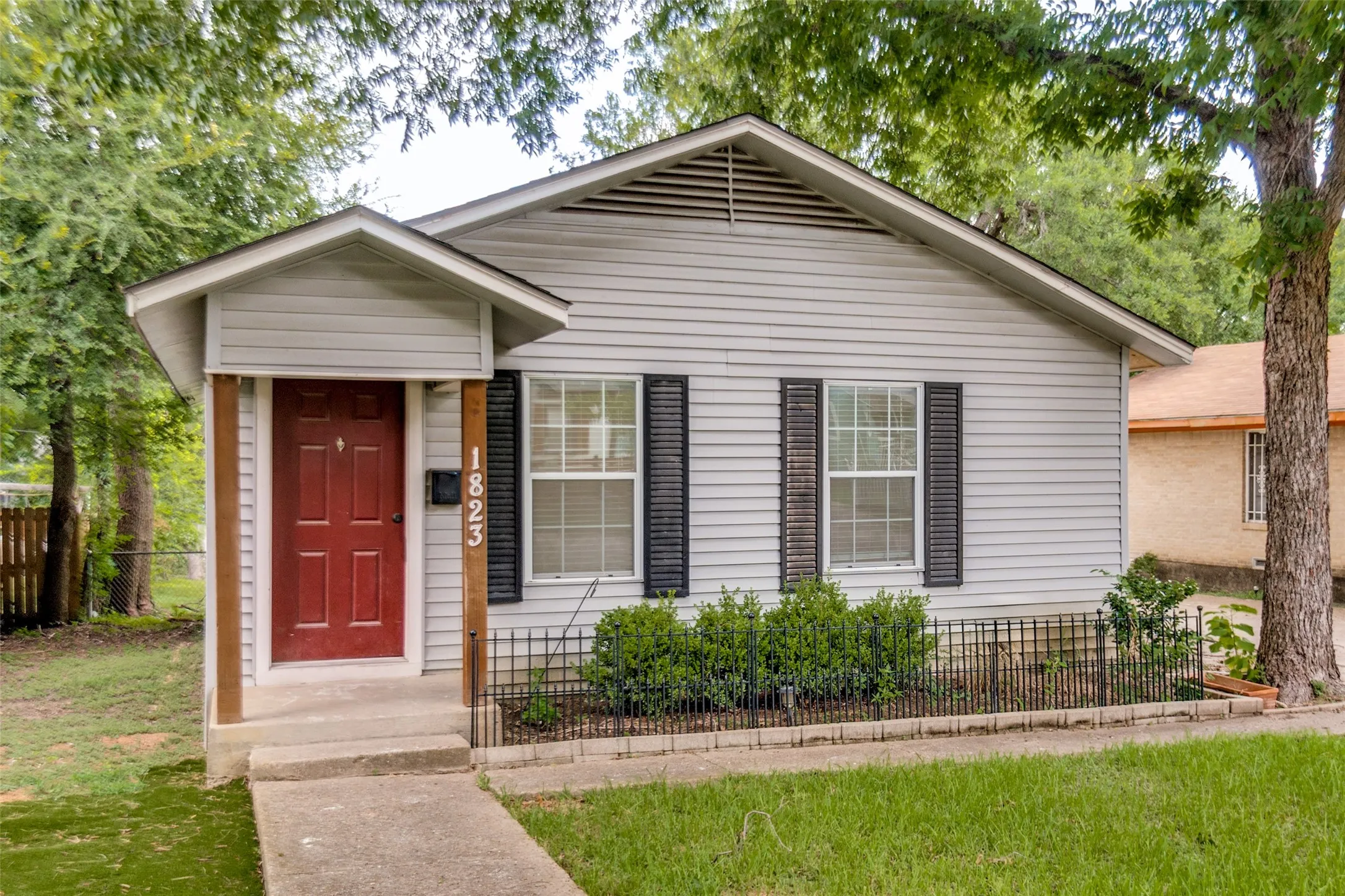 Single Family Residence For Sale in Dallas County , 1823 Michigan Avenue, Dallas, Texas 75216, 3 Bedroom, 2 Bathroom, Garage spaces, 986 Sqft, built in 1954, mls#21328042, Real Estate Agent in Dallas, Homes For Sale in Dallas county, Homes For Sale in Dallas, Realtor in Dallas Texas, Real Estate Brokerage Independent Realty Texas, Luminita Cordes Realtor