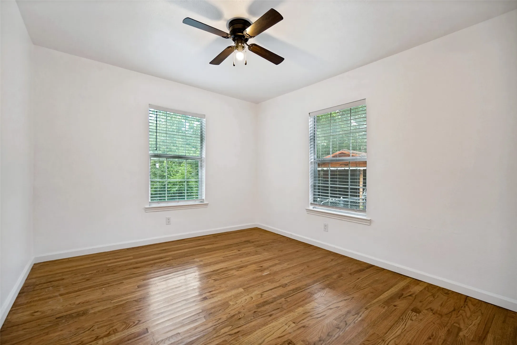 Single Family Residence For Sale in Dallas County , 1823 Michigan Avenue, Dallas, Texas 75216, 3 Bedroom, 2 Bathroom, Garage spaces, 986 Sqft, built in 1954, mls#21328042, Real Estate Agent in Dallas, Homes For Sale in Dallas county, Homes For Sale in Dallas, Realtor in Dallas Texas, Real Estate Brokerage Independent Realty Texas, Luminita Cordes Realtor
