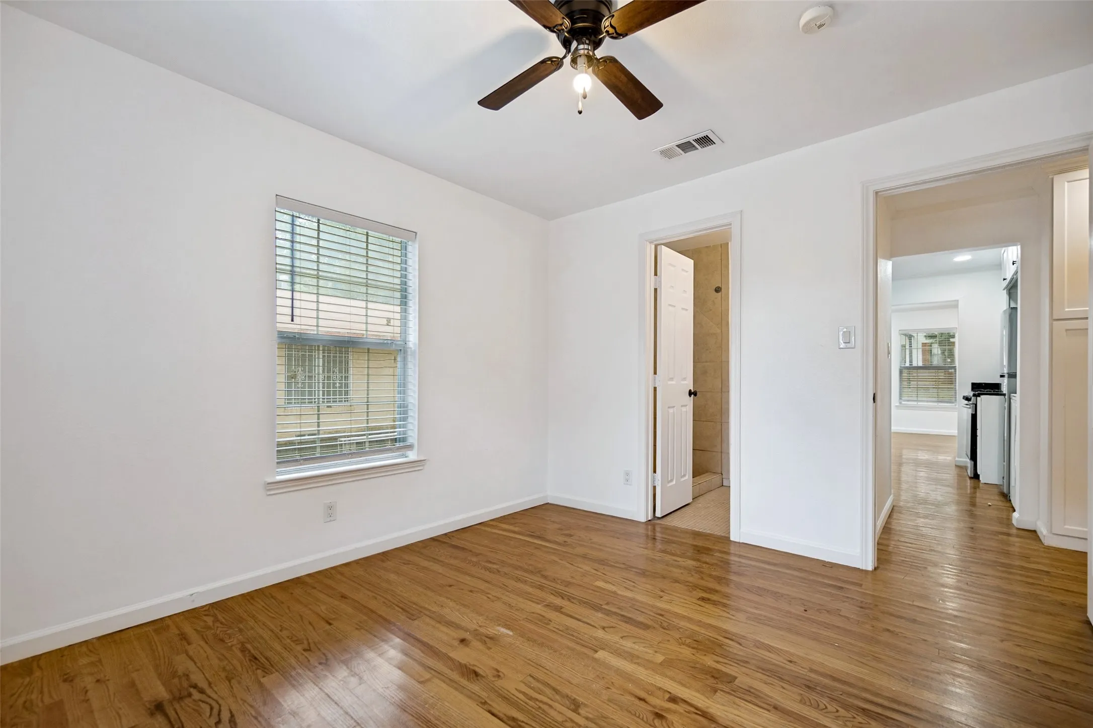 Single Family Residence For Sale in Dallas County , 1823 Michigan Avenue, Dallas, Texas 75216, 3 Bedroom, 2 Bathroom, Garage spaces, 986 Sqft, built in 1954, mls#21328042, Real Estate Agent in Dallas, Homes For Sale in Dallas county, Homes For Sale in Dallas, Realtor in Dallas Texas, Real Estate Brokerage Independent Realty Texas, Luminita Cordes Realtor