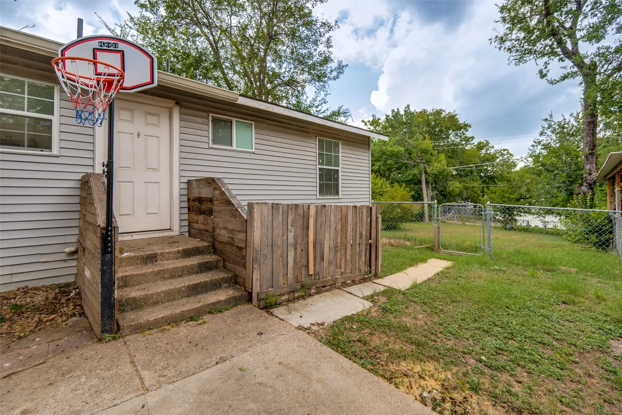 Single Family Residence For Sale in Dallas County , 1823 Michigan Avenue, Dallas, Texas 75216, 3 Bedroom, 2 Bathroom, Garage spaces, 986 Sqft, built in 1954, mls#21328042, Real Estate Agent in Dallas, Homes For Sale in Dallas county, Homes For Sale in Dallas, Realtor in Dallas Texas, Real Estate Brokerage Independent Realty Texas, Luminita Cordes Realtor