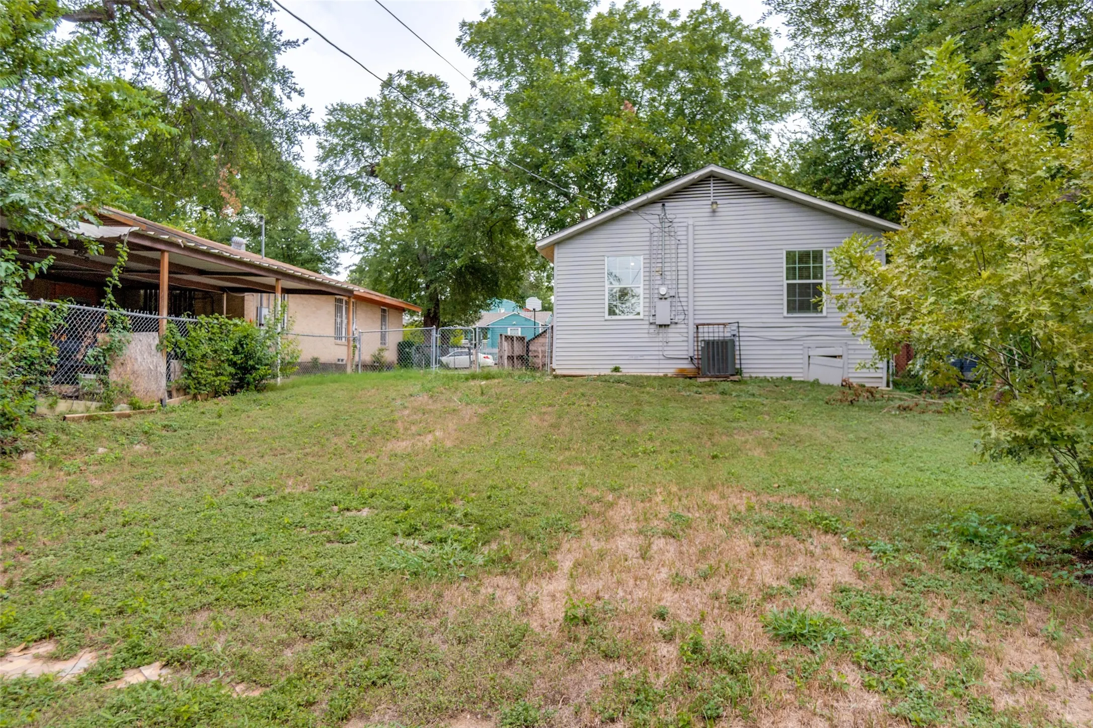 Single Family Residence For Sale in Dallas County , 1823 Michigan Avenue, Dallas, Texas 75216, 3 Bedroom, 2 Bathroom, Garage spaces, 986 Sqft, built in 1954, mls#21328042, Real Estate Agent in Dallas, Homes For Sale in Dallas county, Homes For Sale in Dallas, Realtor in Dallas Texas, Real Estate Brokerage Independent Realty Texas, Luminita Cordes Realtor